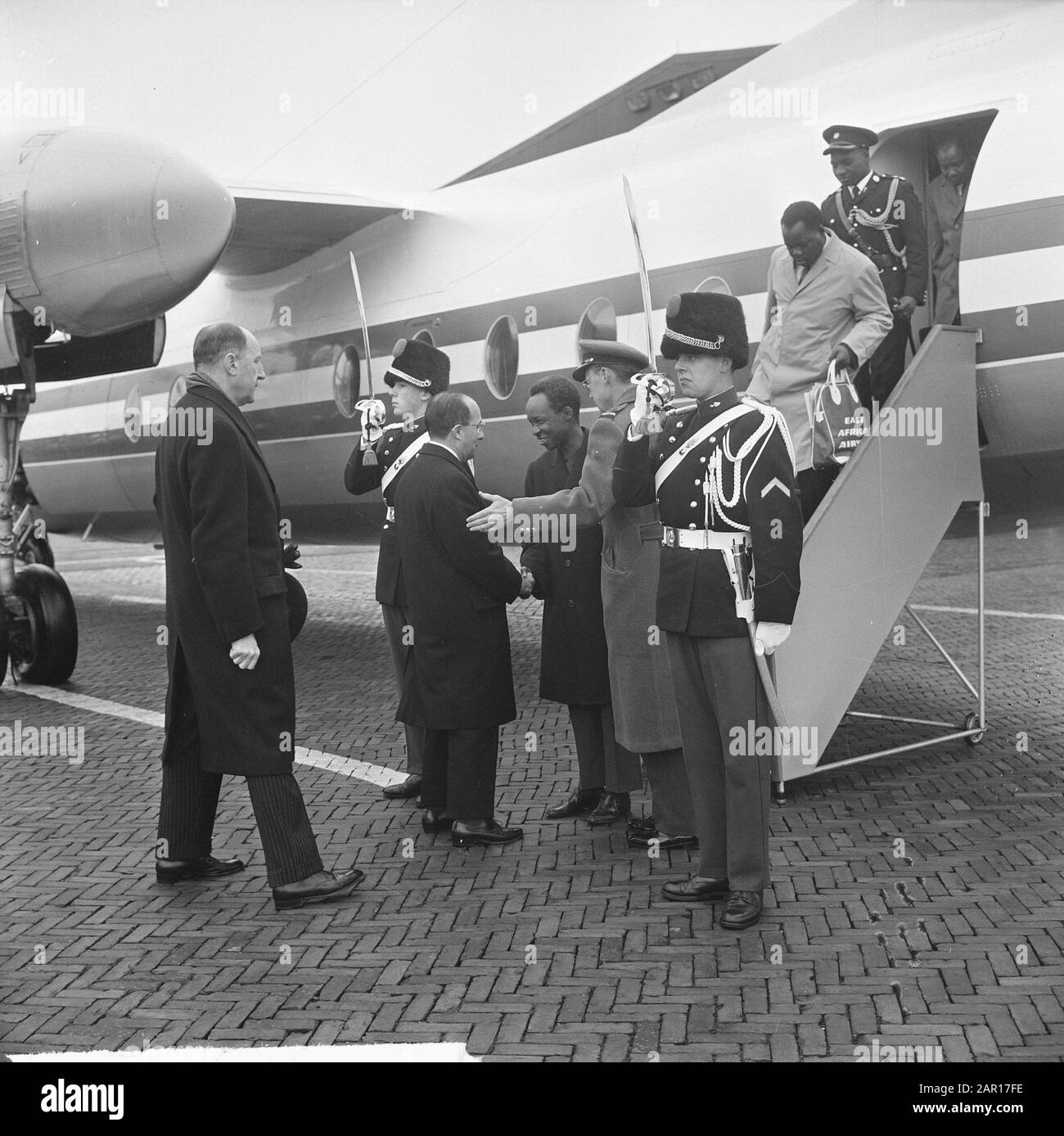 State visit President Nyerere of Tanzania, Soesterberg Airport, Prime Minister Cals greets President Nyerere Date: April 21, 1965 Location: Soesterberg, Utrecht Keywords: presidents, princes, state visits, airplanes, airfields Personal name: Bernhard (prince Netherlands), Nyerere, Julius Stock Photo
