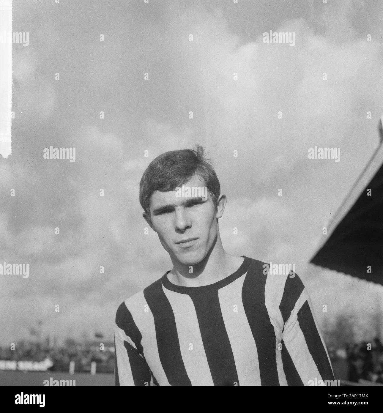 Willem van Hanegem (Velox), right inside Date: November 17, 1964 