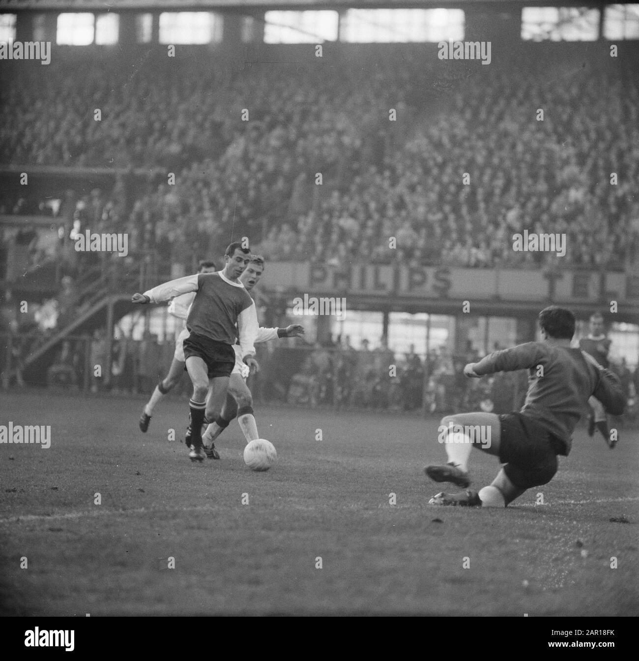 Feyenoord vs. Ajax 9-4, Coen Moulijn in duel with Ajaxieden Date: November 29, 1964 Location: Rotterdam Keywords: duels, sport, football Personal name: Moulijn, Coen Institution name: Feyenoord Stock Photo