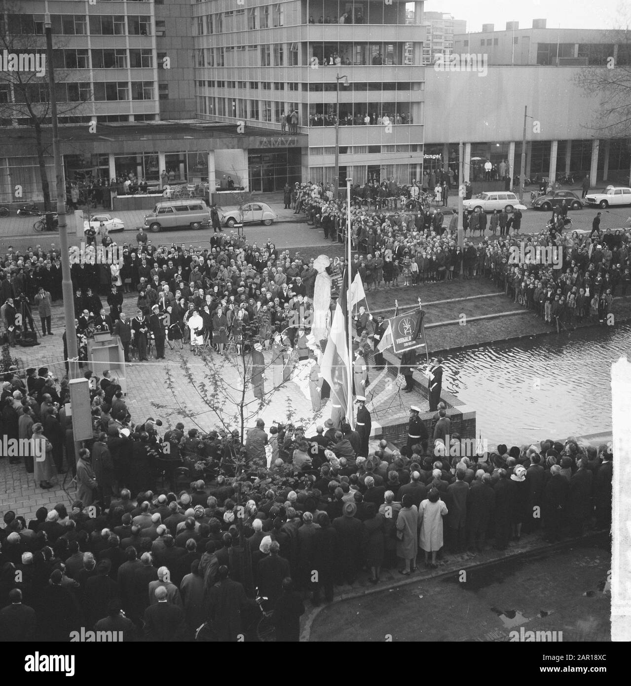 Prins Bernhard revealed the resistance monument Unbroken Resistance to the Westersingel in Rotterdam Annotation: The statue is a design by Hubert C.M. van Lith Date: 11 May 1965 Location: Rotterdam, Zuid-Holland Keywords: revelations, war monuments, resistance Stock Photo