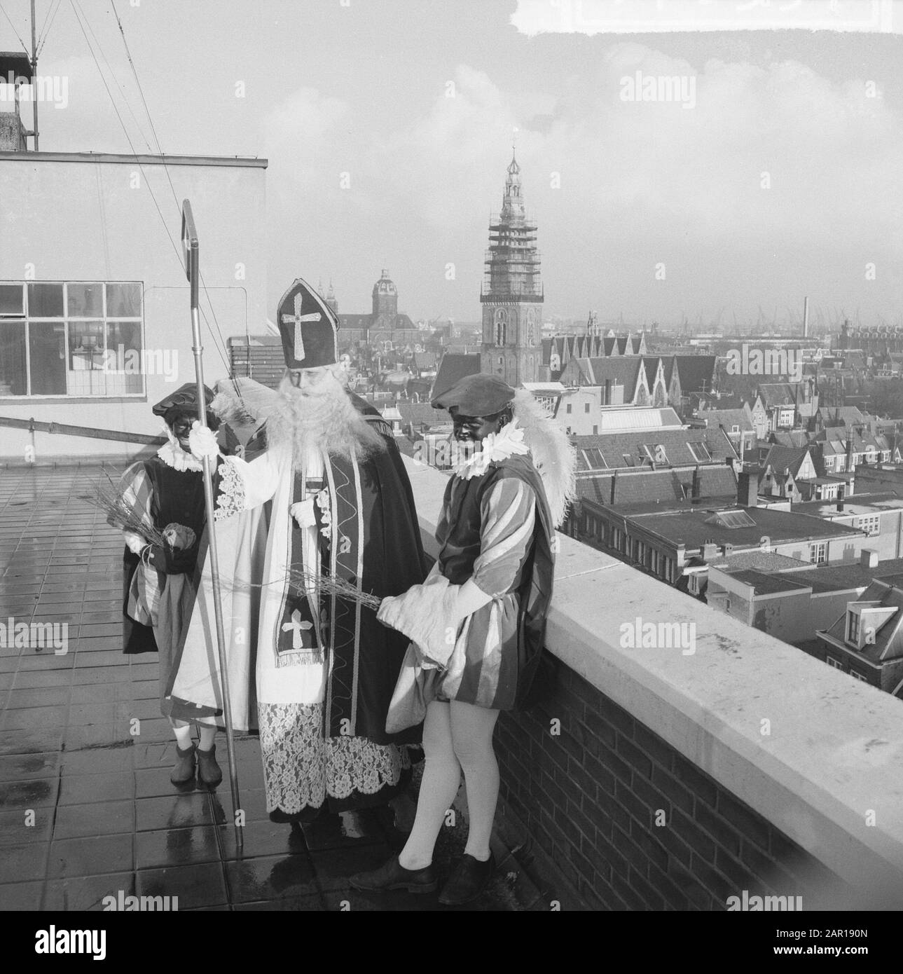 priester Cadeau Sceptisch Sinterklaas and his Zwarte Pieten on the rooftops, Sint and Pieten on the  roof Date: December 3, 1964 Keywords: DAFK Personname: Sint  Institutionname: Zwarte Piet Stock Photo - Alamy