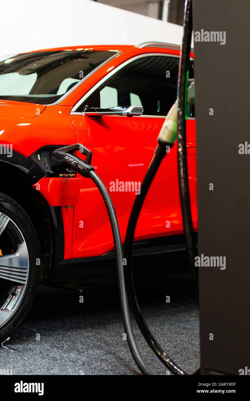 Charging an plugin hybrid Audi etron 55 quattro with the power cable