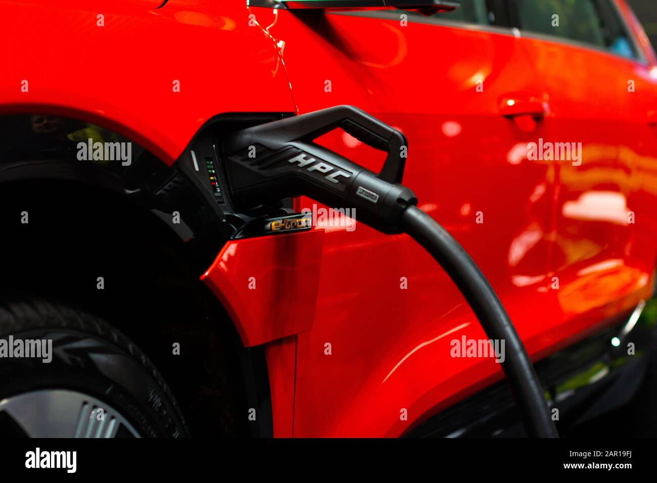 Charging an plugin hybrid Audi etron 55 quattro with the power cable