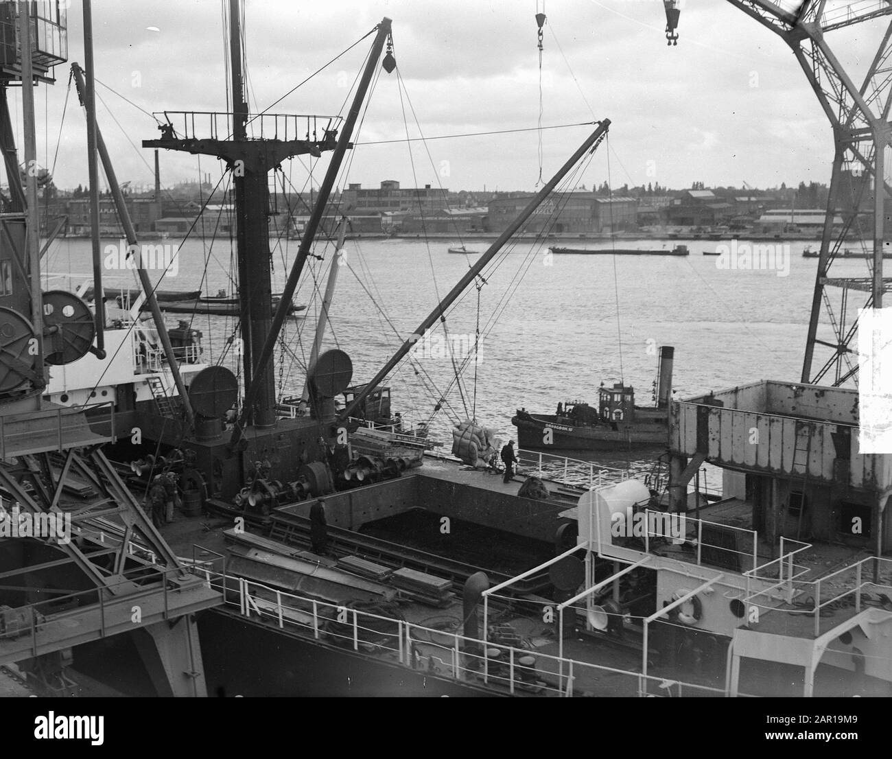 Unloading bales of rice from Indonesia at Me. Netherlands/Date: 11 May ...