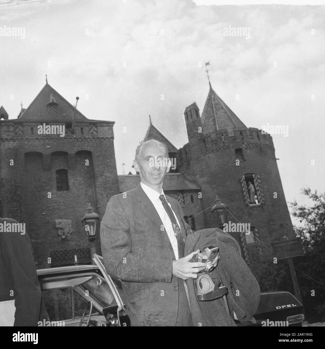 Leo Vroman received state award for literature in the Muiderslot Date: May 24, 1965 Keywords: prize winners Person name: Literature, Vroman, Leo Institution name: Muiderslot Stock Photo