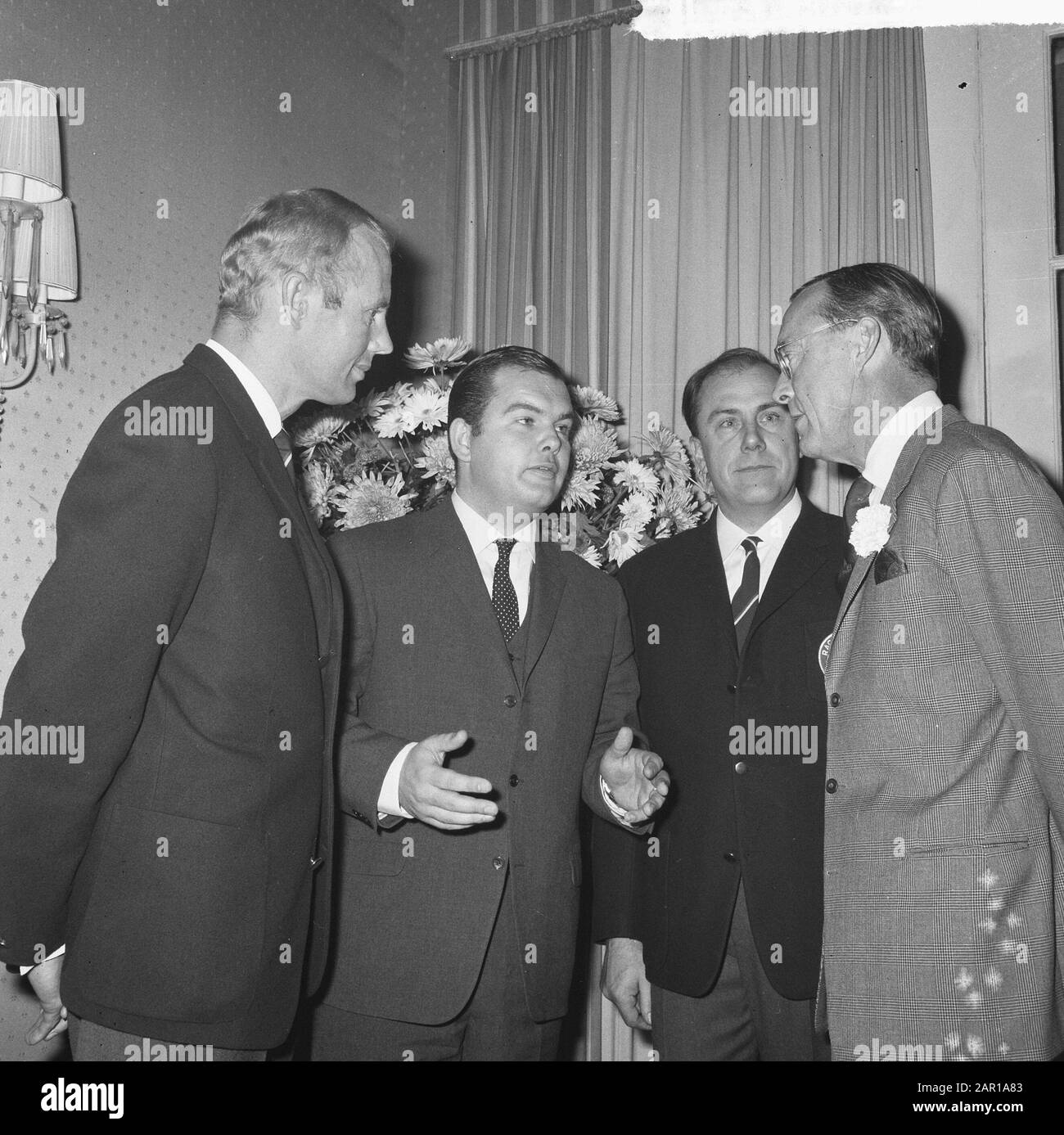 Racing Team Holland Prins Bernhard At Lunch V L N R Mens Slotemaker Pon En Van Salingen And Prins Bernhard Date December 17 1964 Keywords Racing Teams Lunch Personal Name Bernhard Prince Netherlands Stock Photo Alamy