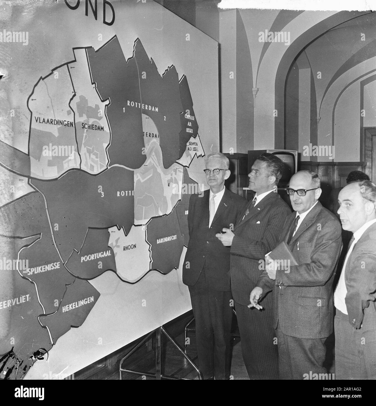 Elections Rijnmond, at City Hall of Rotterdam by l.n.r. alderman Schilthuis, chairman Marijnen, Kleinbloesem (SGP) and De Vos (KVP) for map of the Date: June 2, 1965 Location: Rotterdam, Zuid-Holland Keywords: ELECTIONS, city halls, chairmen Personal name: De Vos Stock Photo