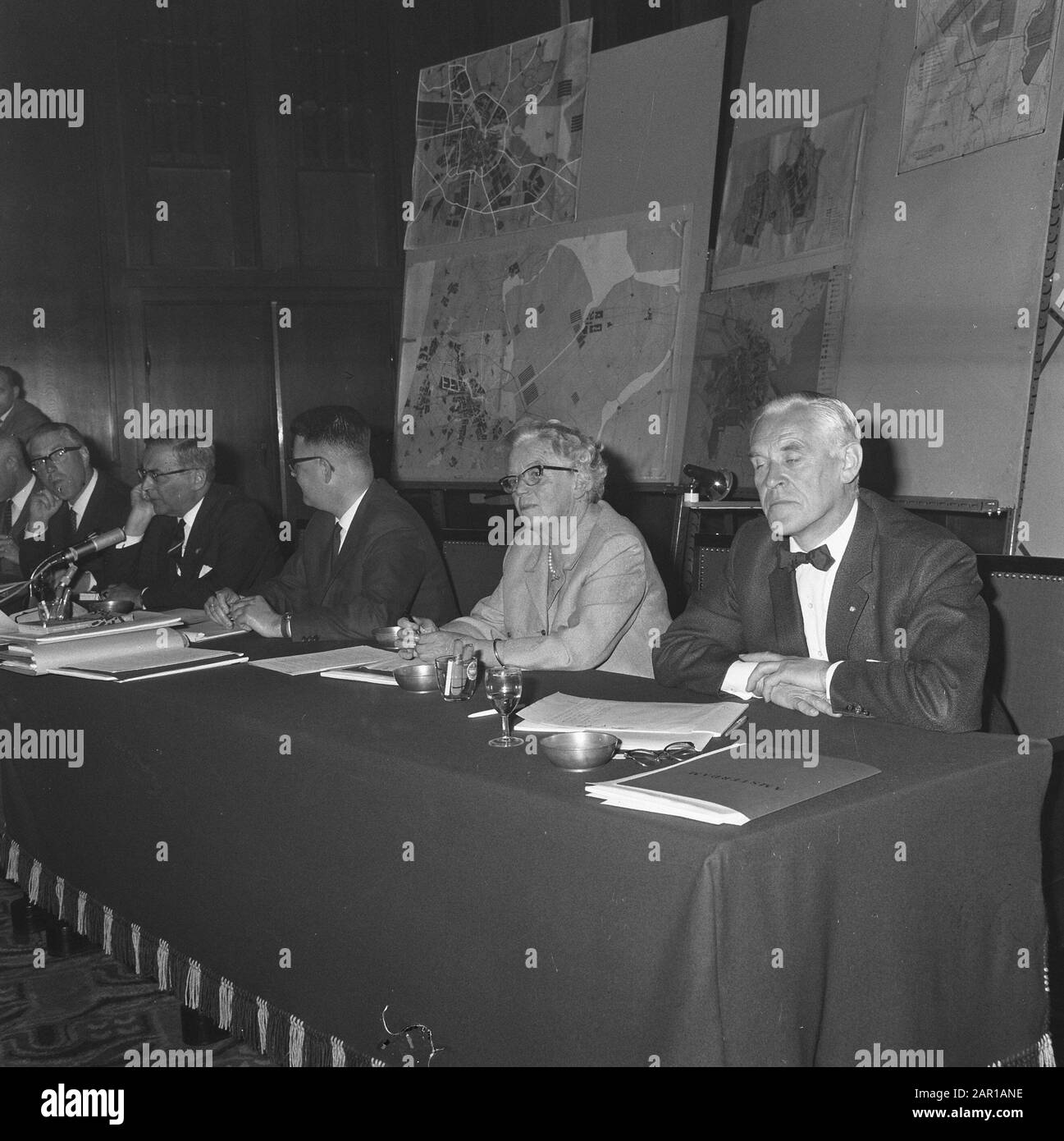South-eastern expansion of Amsterdam, during press conference of mayor Kastelein, mayor Van Hall, Mr. Elsenburg Date: 3 June 1965 Location: Amsterdam, North Holland Keywords: City extensions, mayors, press conferences Stock Photo