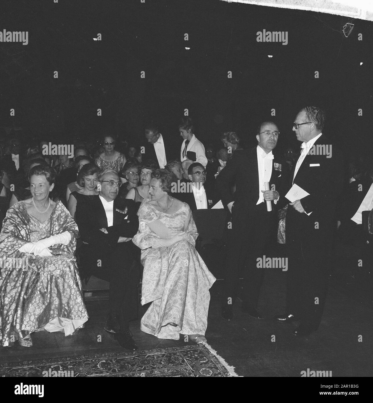 Holland Festival 1965, gala concert in Concertgebouw by Mr and Mrs Van Hall, Mrs Cals and Minister President Cals and Minister Vrolijk Date: 15 June 1965 Keywords: Concert BUILDINGS, festivals, ministers Personal name: Cals, Jo, Vrolijk, Maarten Stock Photo