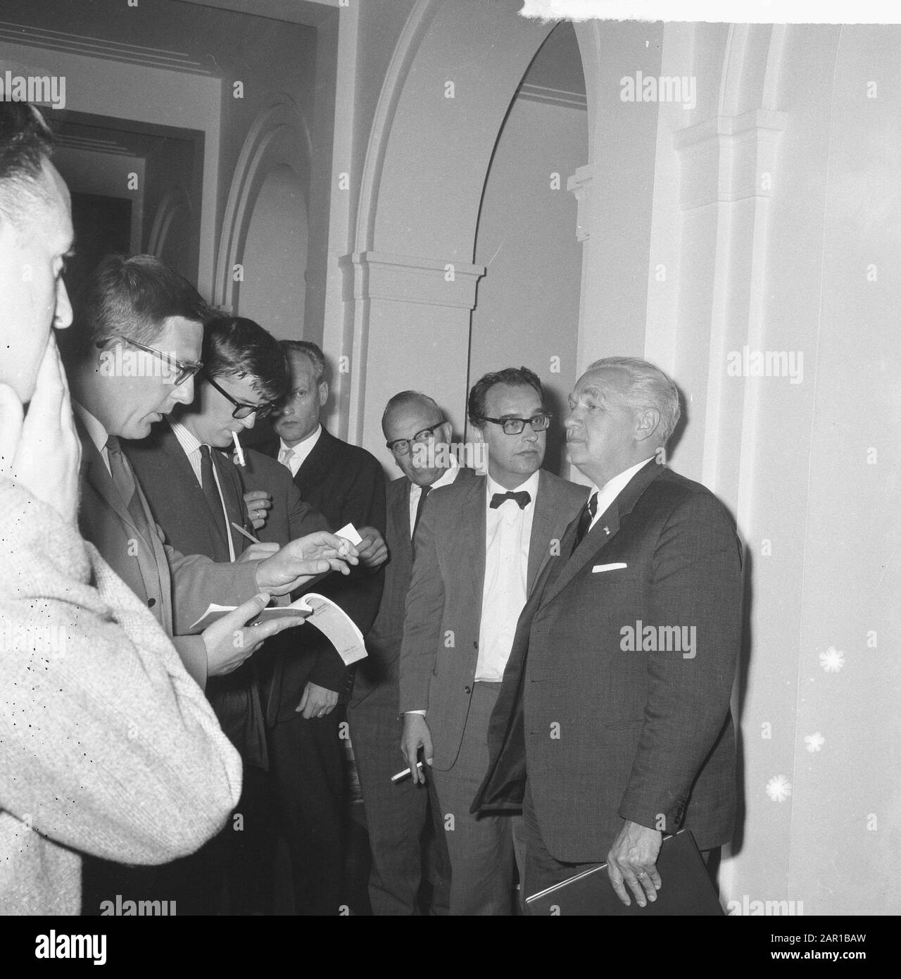 Group leaders at Minister President Cals, mr. Van Thiel with journalists Date: June 22, 1965 Keywords: JOURNALISS, group leaders Personal name: Thiel, French-Joseph of Stock Photo