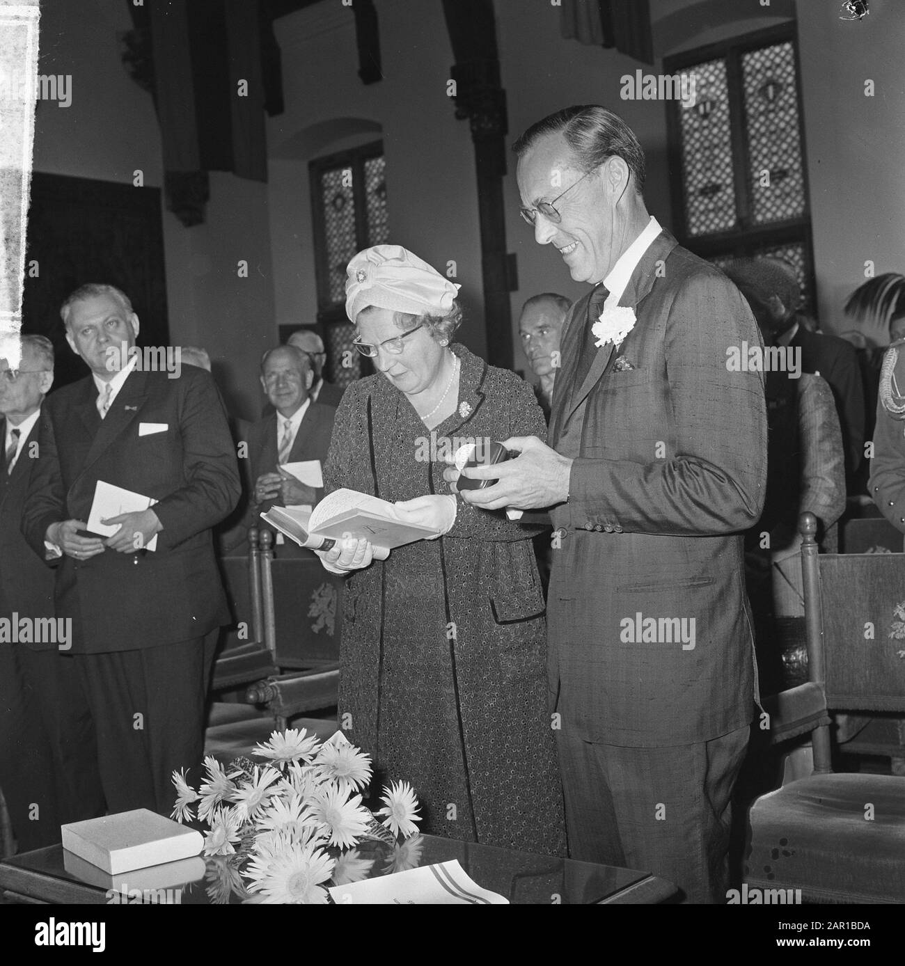 Freedom slustrum ex-political prisoners in The Hague  Queen Juliana receives a book and prince Bernhard a special badge Date: 23 June 1965 Location: The Hague, Zuid-Holland Keywords: books, queens, tokens, princes Personal name: Bernhard (prince Netherlands), Juliana (queen Netherlands) Stock Photo
