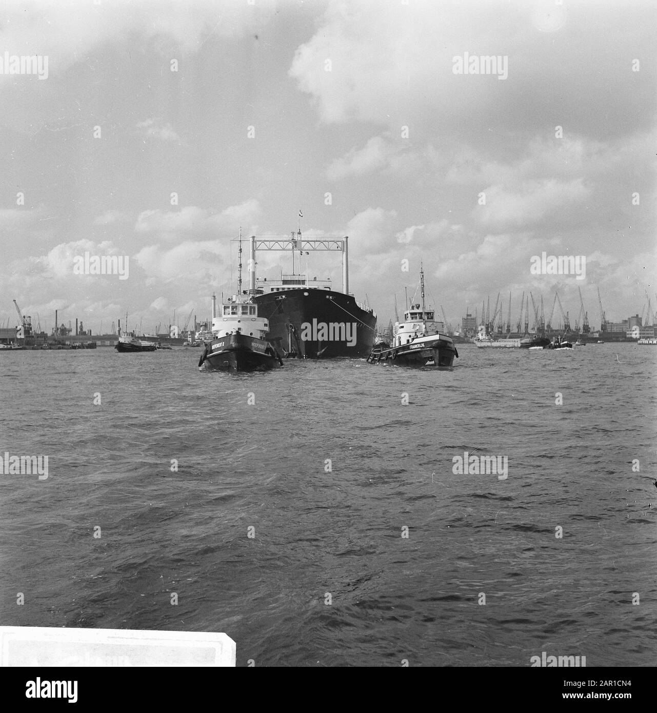 Harbour faces Rotterdam, tugs stories supertanker in the Waalhaven Annotation: Tug front left is the Independent III, in addition the France. The tanker is called Sept Iles Date: 9 September 1965 Location: Rotterdam, Zuid-Holland Keywords: Harbour views, Tugboats, Supertankers Stock Photo