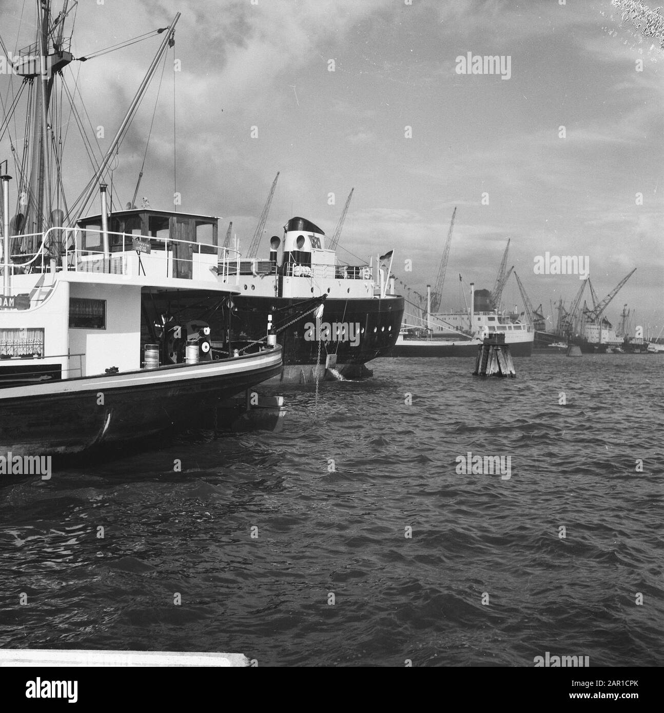 Port faces Rotterdam, ships in Waalhaven Date: September 13, 1965 ...