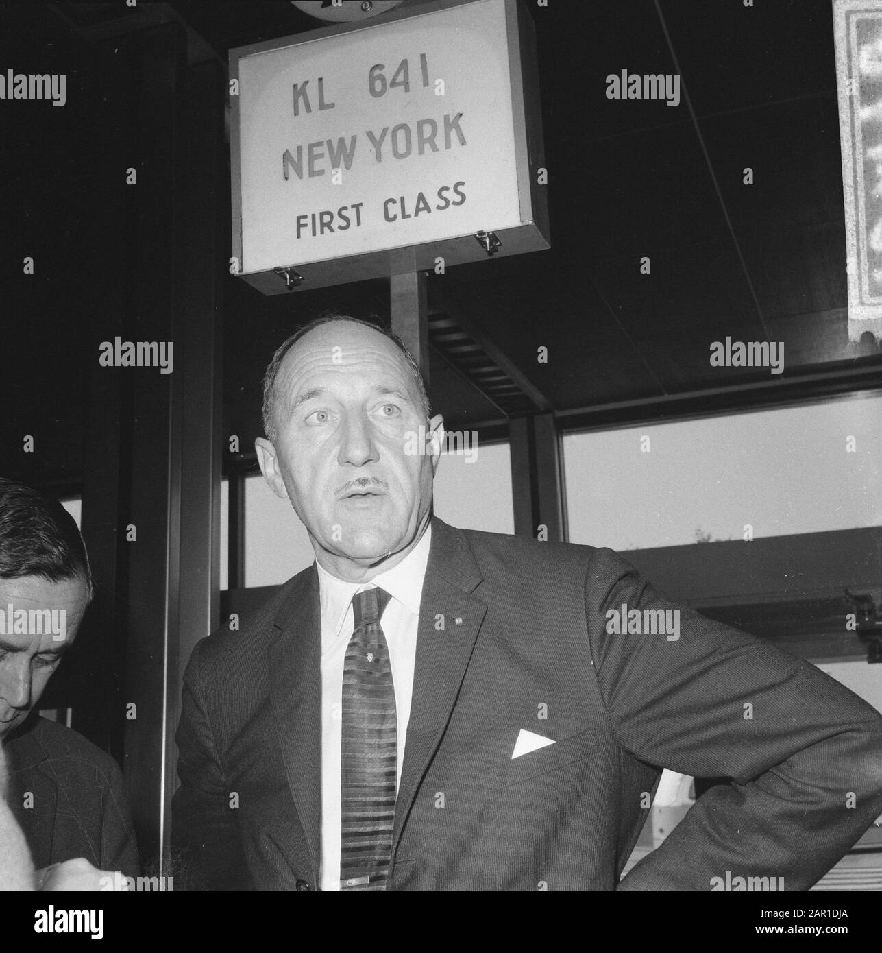 Departure Minister Luns to New York, attend UN General Assembly, here at Schiphol Date: 23 September 1965 Location: Noord-Holland, Schiphol Keywords: Meetings, departures Personal name: Luns, J.A.M.H., Luns, Joseph Stock Photo