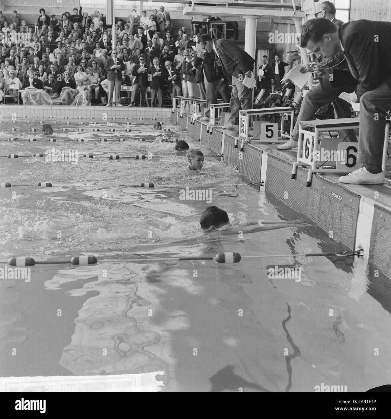 Swimming championships at Emmen, finish 200 meters breaststroke under 16 years Date: 8 August 1965 Location: Emmen Keywords: finishes, championships, swimmers Stock Photo