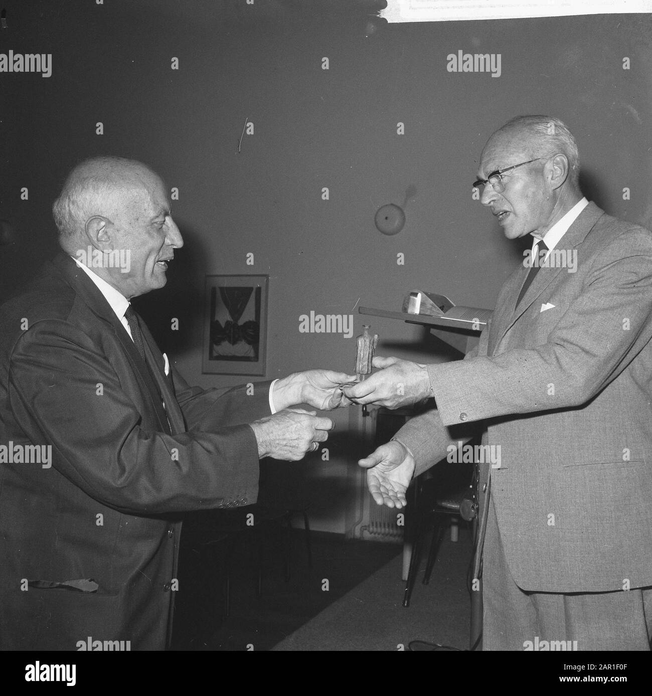 In Stedelijk Museum prizes awarded for best annual reports, Alderman Carriage (left) receives prize v Mr De Flines Date: 5 October 1965 Keywords: YEAR REPORTS, PRICES, museums, Receipts Personal Name: Carriage, P.J. Stock Photo