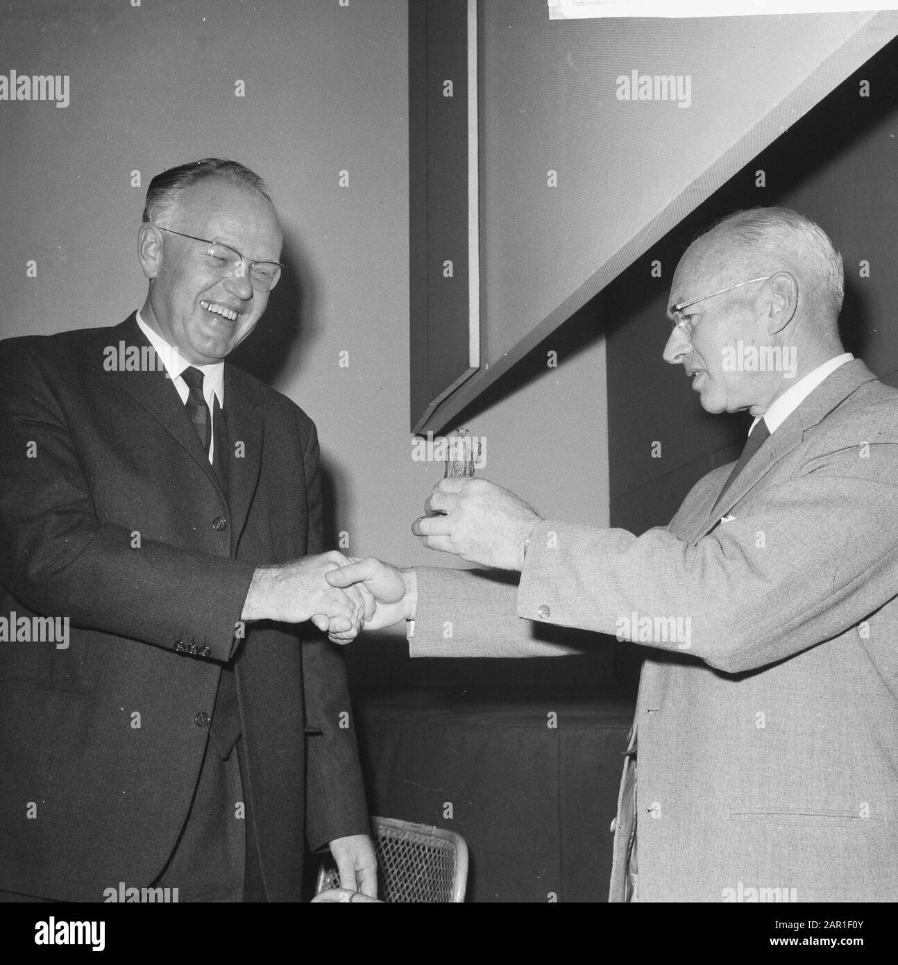 In Stedelijk Museum prizes awarded for best annual reports, Mr. Belfon (left) receives prize from Mr. De Flines Date: 5 October 1965 Keywords: YEAR REPORTS, PRICES, museums, receipts Stock Photo
