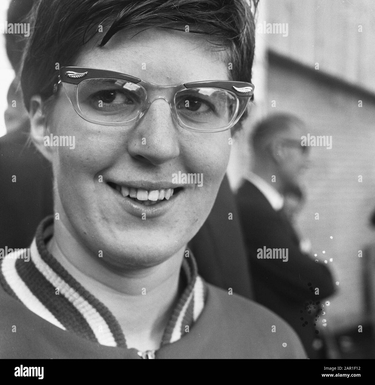 Swimming championships at Emmen, Coby Buter (head) 100 with backstroke Date: August 8, 1965 Location: Emmen Keywords: HEADS, Championships, swimmers Personal name: coby buter Stock Photo