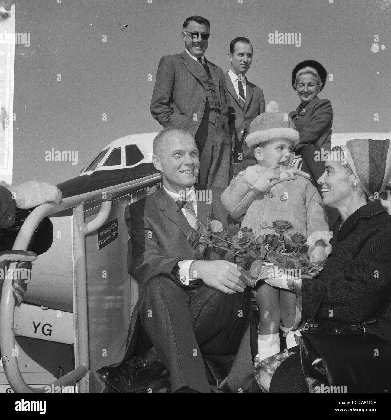 Visit to the Netherlands by astronaut John Glenn and his family  John Glenn and his family pose on the plane stairs Date: 9 October 1965 Location: Noord-Holland, Schiphol Keywords: arrival and departure, families, spacecraft Personal name: Castor, Anna Margaret, Glenn, John H. Stock Photo