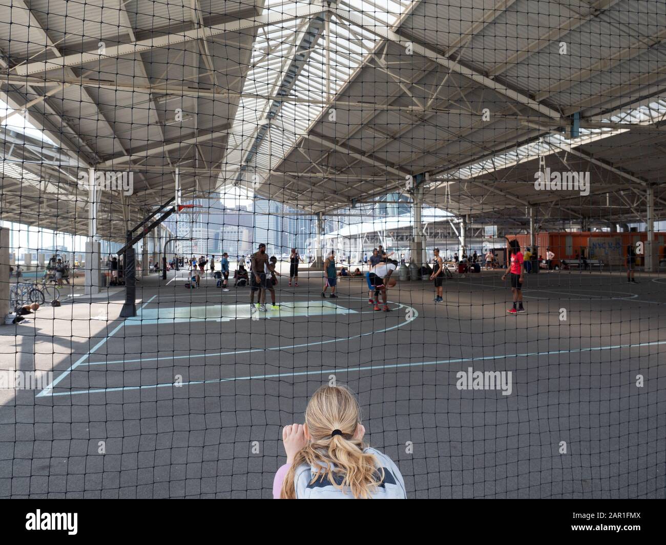 Campo De Basquete Perto De Um Playground Brooklyn Ny Usa Foto Editorial -  Imagem de blecaute, cidade: 251140546