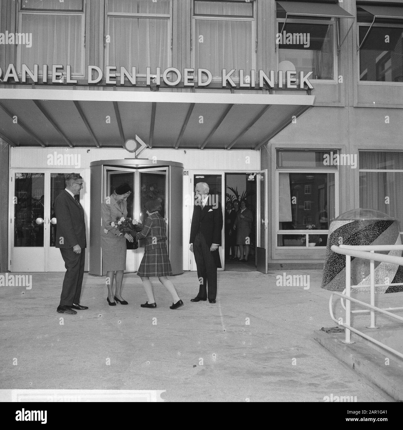 Mayor Thomassen opened Daniël den Hoed Kliniek in Rotterdam Girl offering  flowers to the wife (presumably) of Mayor Thomassen Date: 18 October 1965  Location: Rotterdam, Zuid- Holland Keywords: mayors, openings, hospitals  Personal