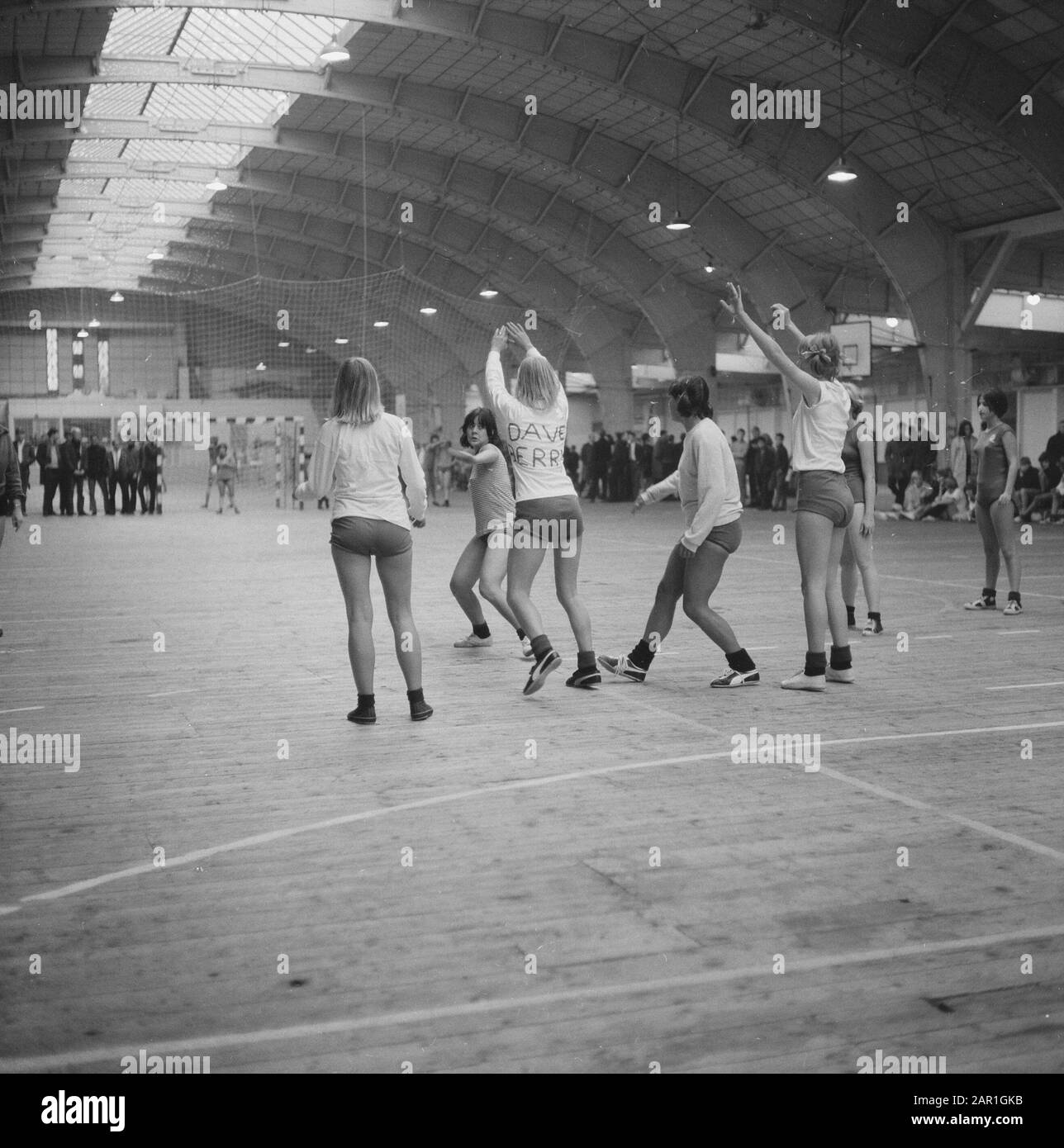 Autumn tournament for schools (presumably) in the RAI in Amsterdam  Girls from the HAVO school while playing volleyball. One of the girls has written Dave Berry (English singer) on her shirt Date: 1 November 1965 Location: Amsterdam, Noord-Holland Keywords: girls, sports, tournaments, volleyball Institution name: RAI Stock Photo