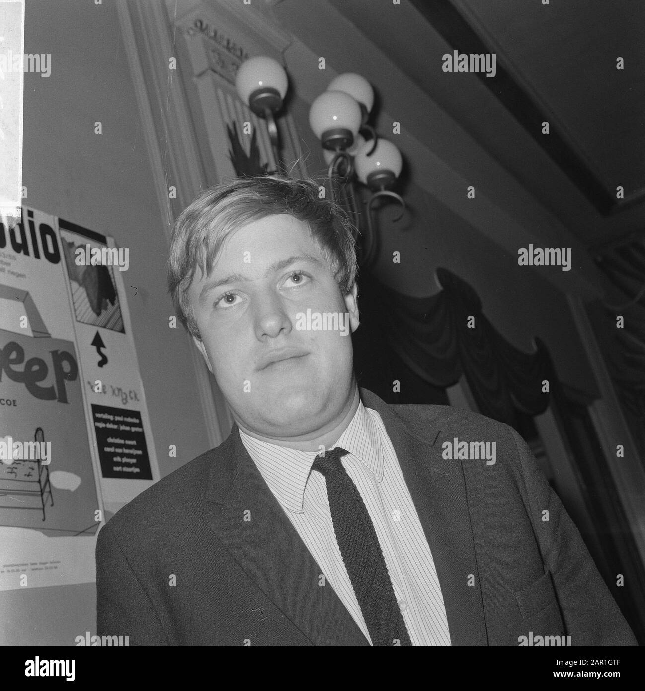 Explanation on theatre experience in relation to Youth and theatre by dramaturge Wilbert Bank in the Amsterdam theater De Brakke Grond  Dramaturg Wilbert Bank Date: 2 November 1965 Location: Amsterdam, North Holland Keywords: portraits, stage Personal name: Bank, Wilbert Stock Photo