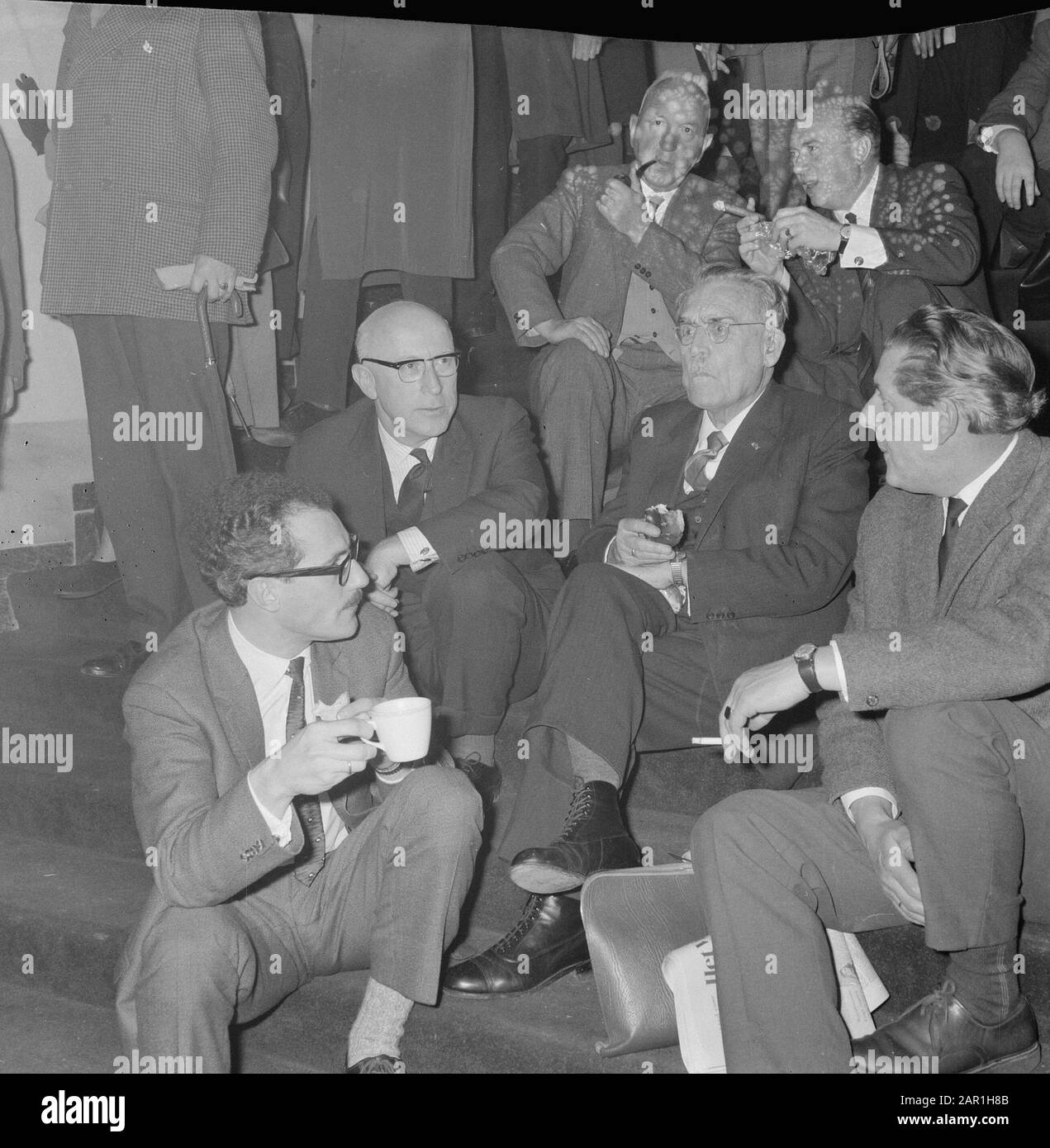 Election Congress of the PvdA in Nijmegen; dr. Drees (second from the right) in conversation with minister Samkalden (second from the left) during lunch Date: November 27, 1965 Location: Nijmegen Keywords: conferences, talks, ministers, politicians, political parties Personal name: Drees, Willem, Drees, Willem (sr.), Samkalden, Ivo Stock Photo