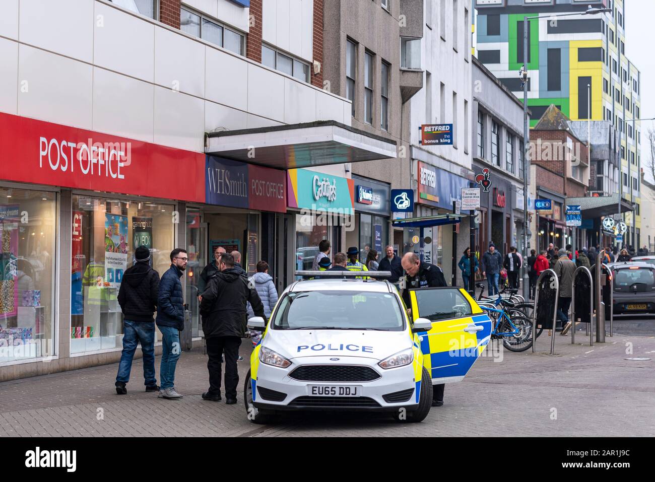 Police arriving in Southend town centre to attend an incident in a shop. Emergency services responding to call near University Campus. University town Stock Photo