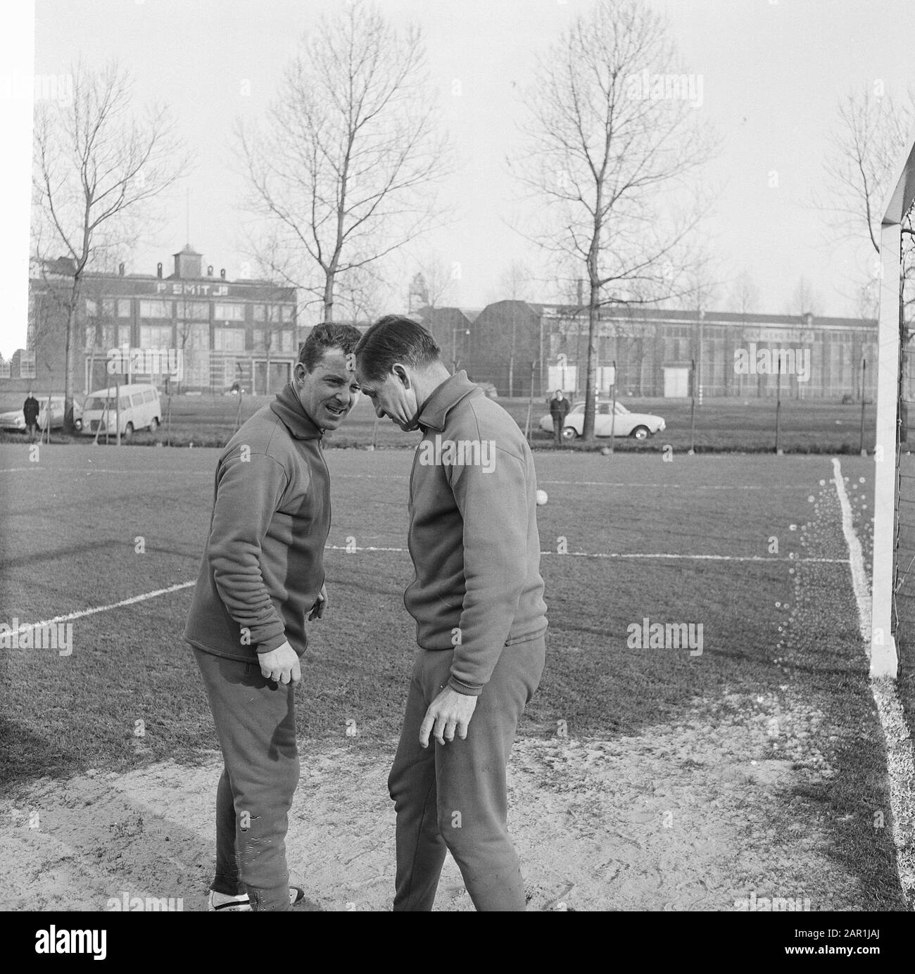 Reinier Krijemaat trains, here taken care of by trainer Kment Date: January 6, 1966 Keywords: trainers Stock Photo