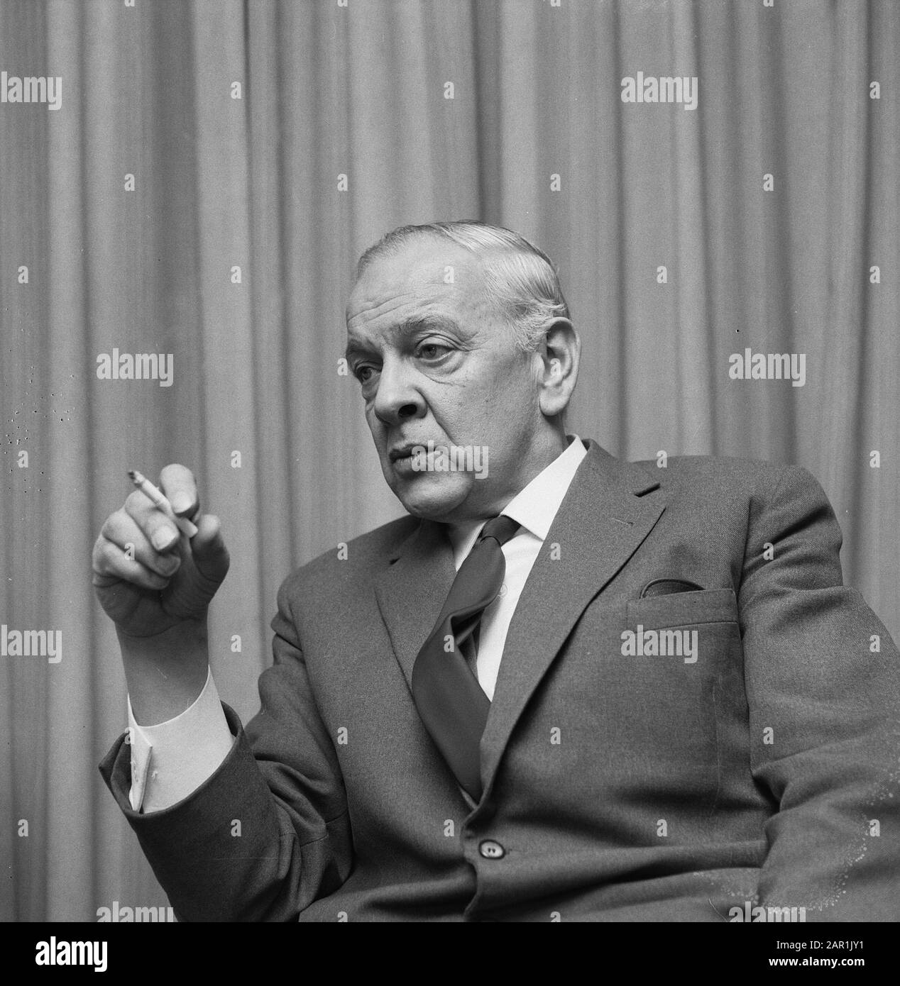 Press conference of the TROS (Television & Radio Omroep Foundation) in  Nieuwspoort in The Hague; director Joop Landré Date: 17 December 1965  Location: The Hague, Zuid-Holland Keywords: directors , press conferences,  smoking
