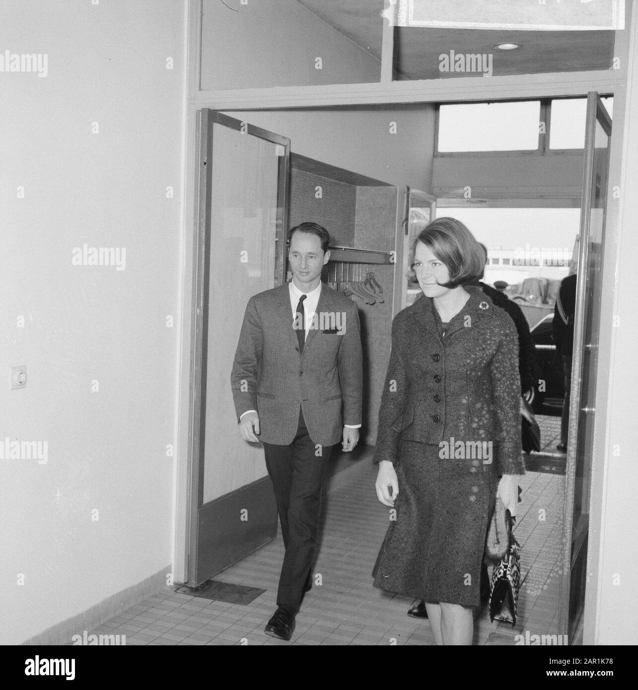 Departure princess Irene and Carlos from Schiphol to Madrid Date: 25 January 1966 Location: Noord-Holland, Schiphol Keywords: royal house, princesses, departures, airports Personal name: Carlos Hugo, prince, Irene, princess Stock Photo