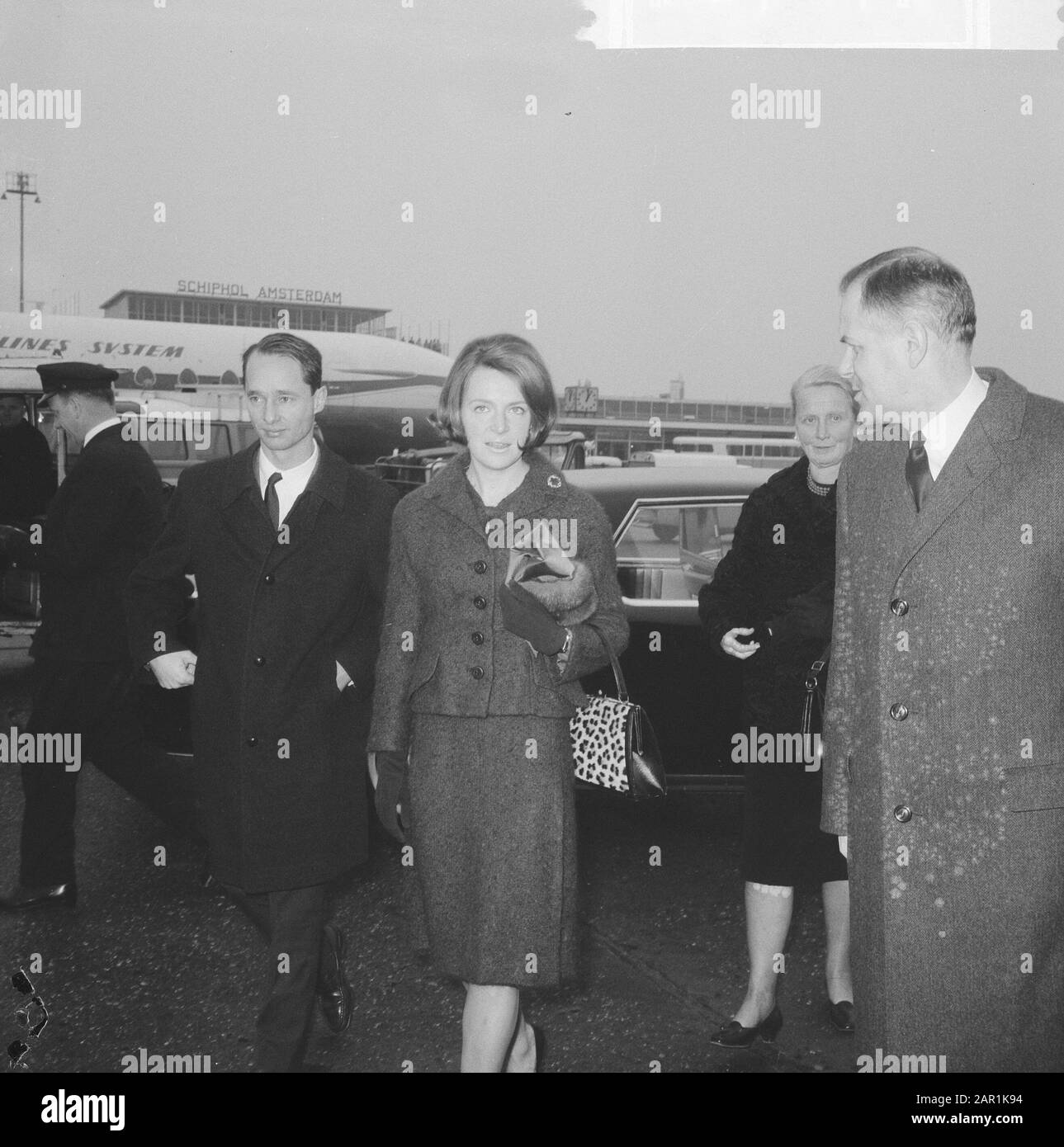 Departure princess Irene and Carlos from Schiphol to Madrid Date: 25 January 1966 Location: Noord-Holland, Schiphol Keywords: royal house, princesses, departures, airports Personal name: Carlos Hugo, prince, Irene, princess Stock Photo