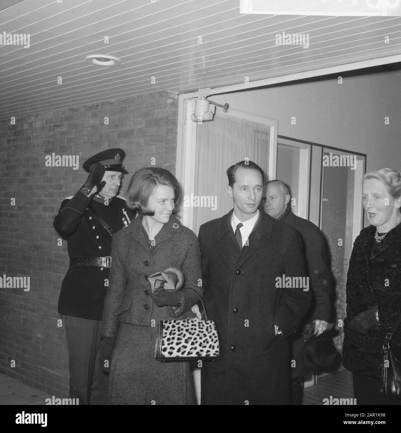 Departure princess Irene and Carlos from Schiphol to Madrid Date: 25 January 1966 Location: Noord-Holland, Schiphol Keywords: royal house, princesses, departures, airports Personal name: Carlos Hugo, prince, Irene, princess Stock Photo