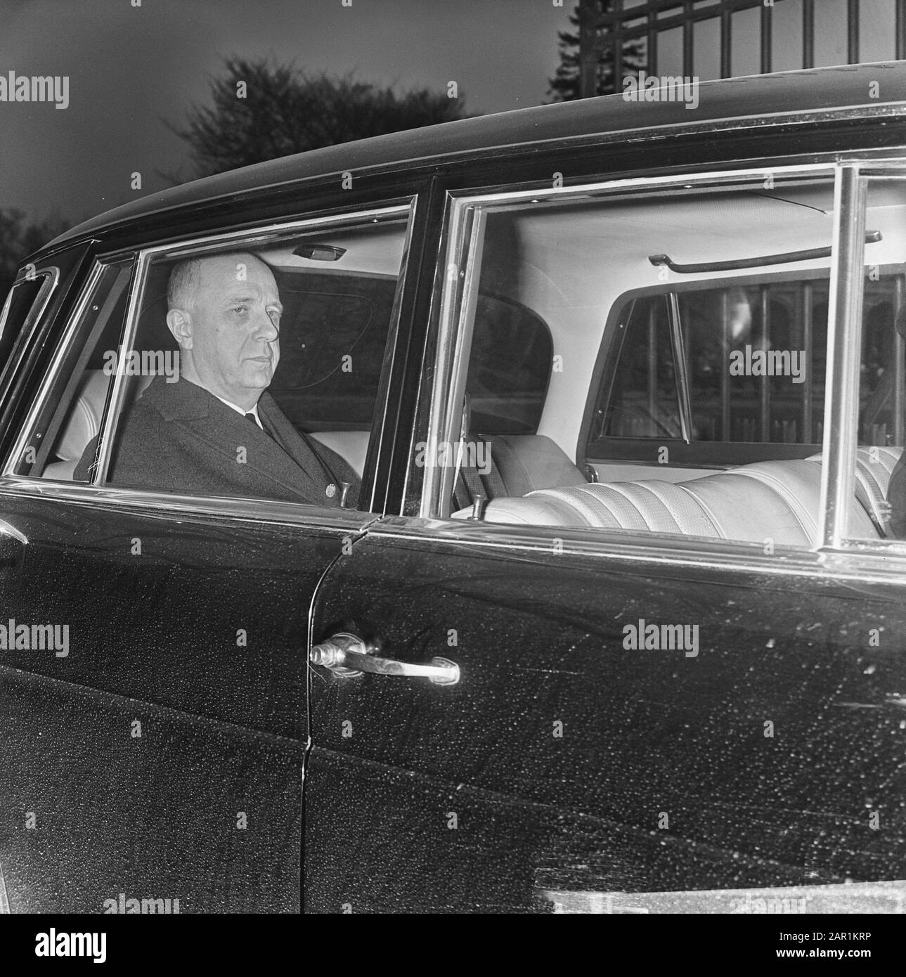 The Belgian Cabinet, Minister Harmel on the way to the King Date: 11 February 1966 Keywords: cabinets Personal name: KING Stock Photo