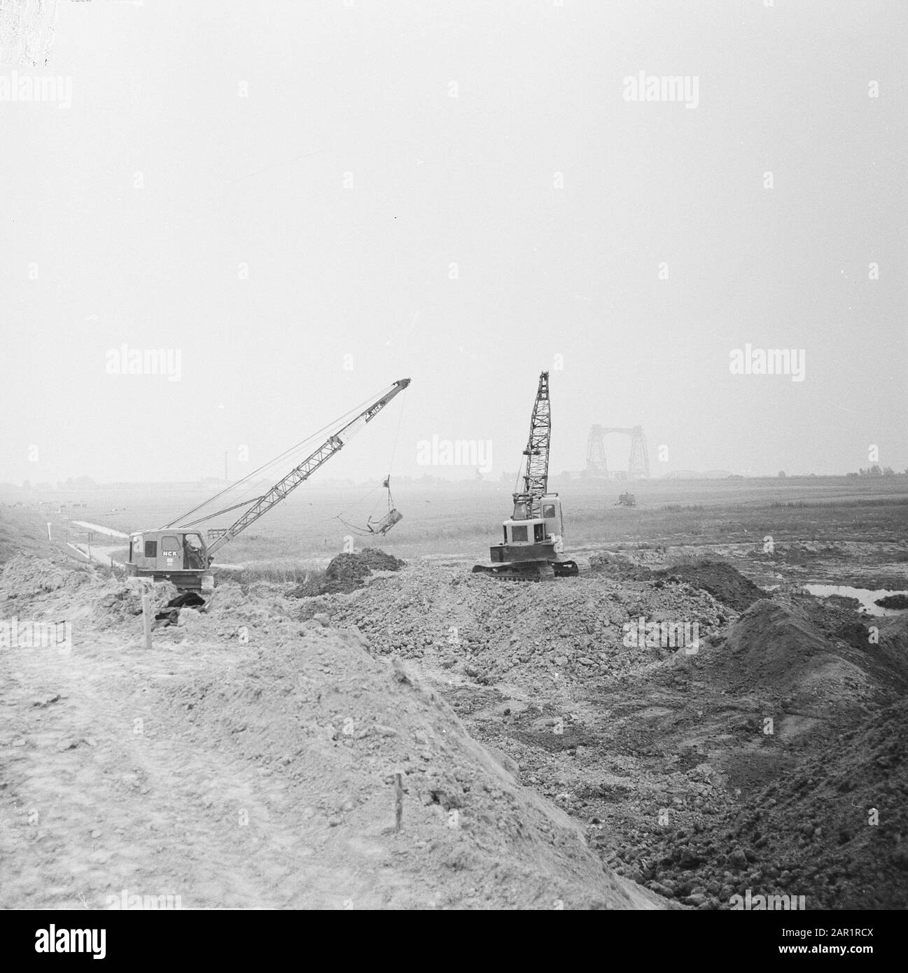 Excavation works at Barendrecht, construction pit for tunnel under the Oude Maas Date: 4 July 1966 Location: Barendrecht, Meuse Keywords: construction wells, excavation works, tunnels Stock Photo