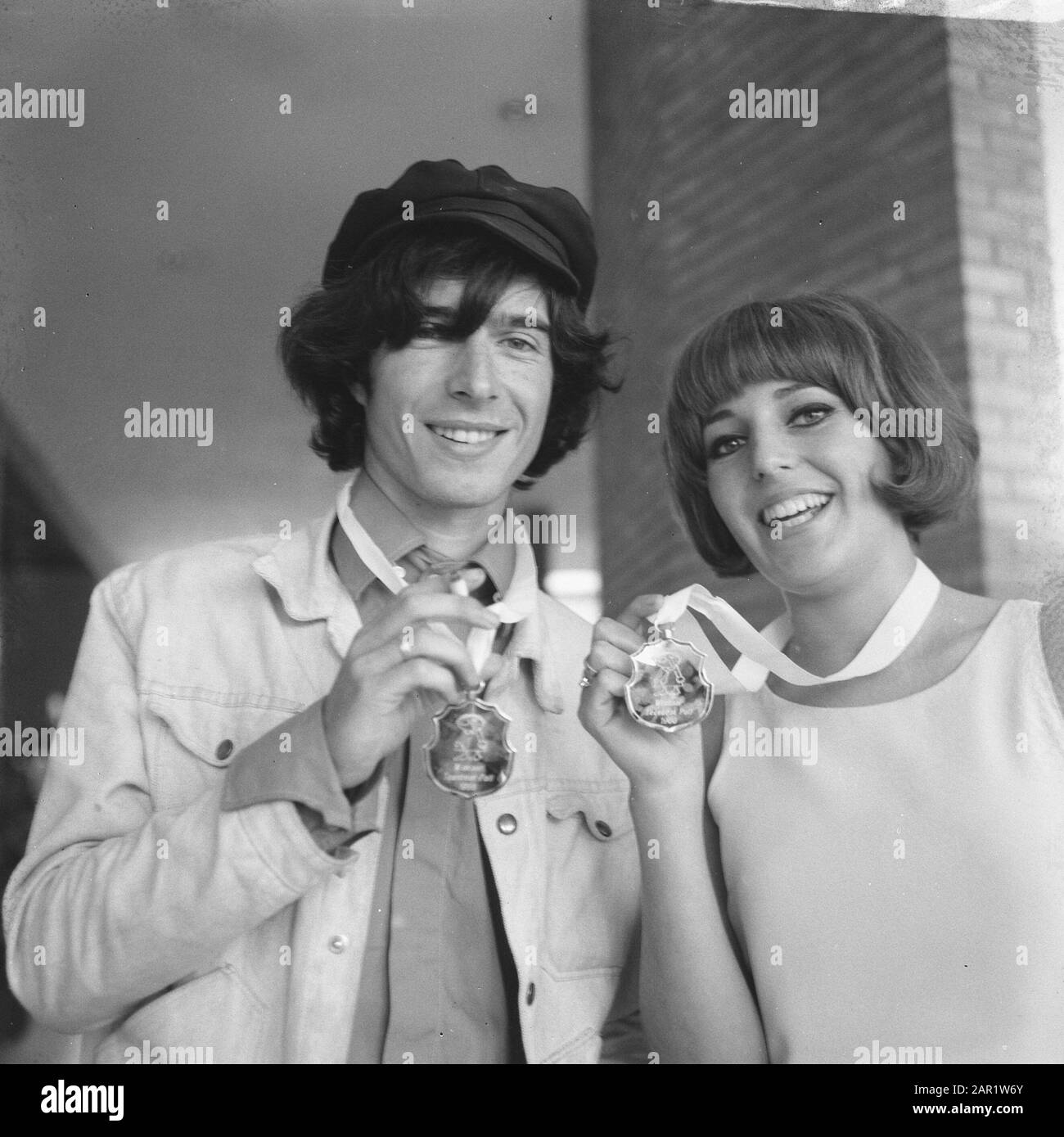 Announcement Of The Results Of The Teen Beat Poll 1966 Amsterdam Winner Boudewijn De Groot Together With Trea Dobbs Date 22 September 1966 Location Amsterdam Noord Holland Keywords Artists Music Musicians Singers Singers