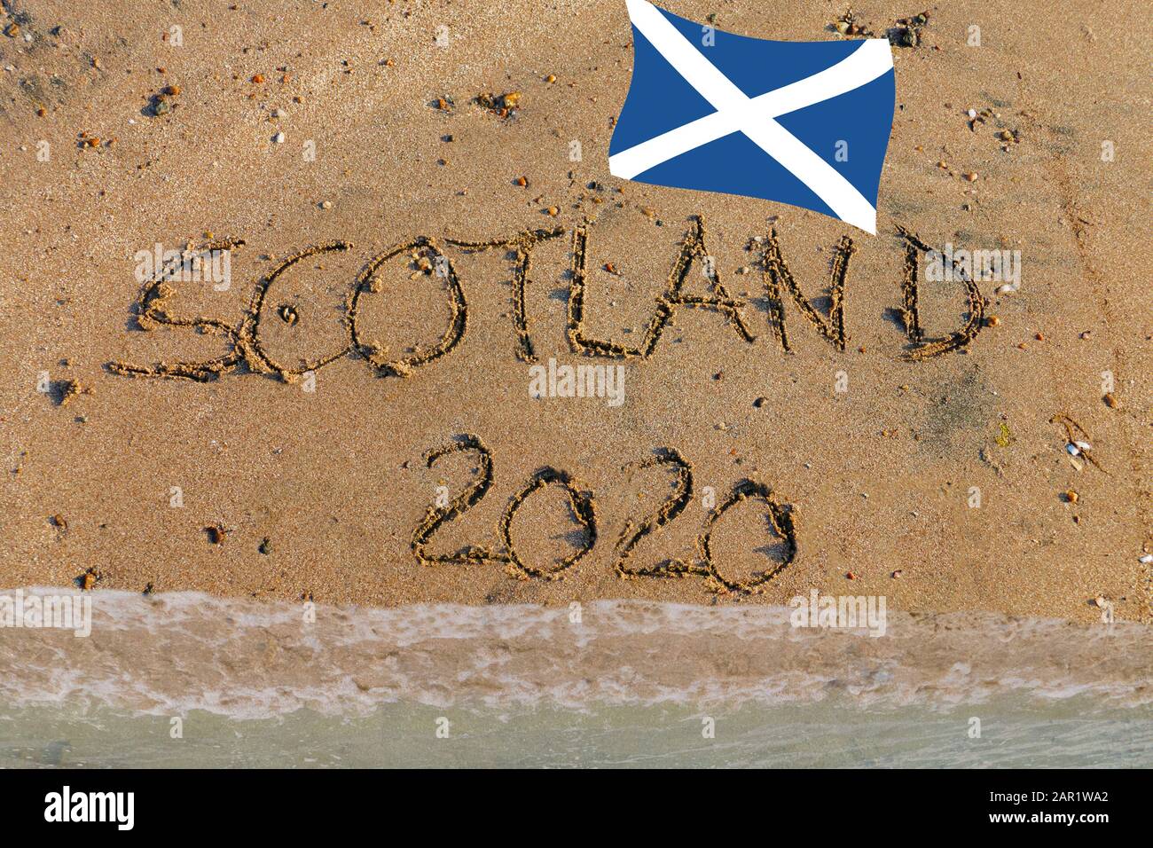 Brexit, Referendum, Scotland 2020 in Sand geschrieben, mit schottischer Flagge Stock Photo