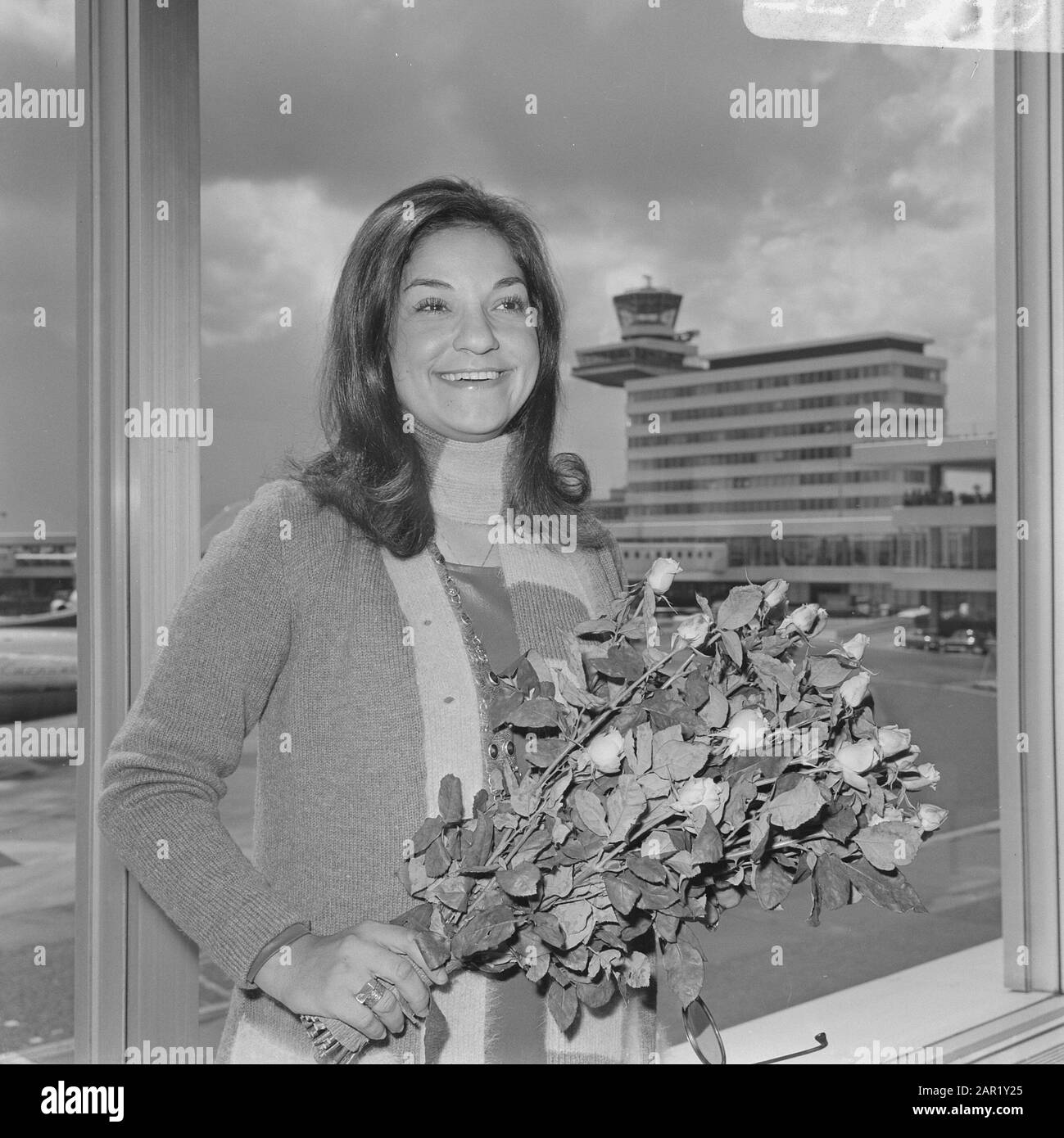 French singer, Frida Boccara, one of the winners of the Eurovision Song Contest, arrives at Schilhol, headline Date: August 28, 1969 Keywords: singers Personal name: Frida Boccara Stock Photo