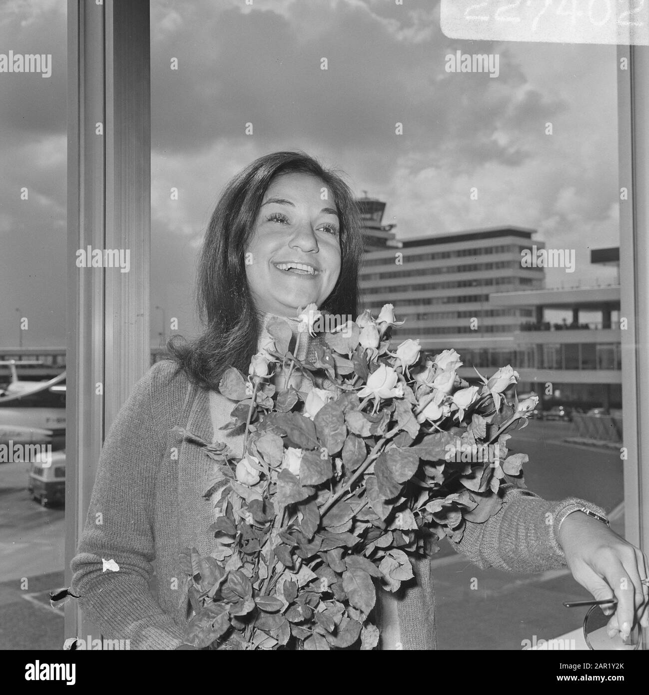 French singer, Frida Boccara, one of the winners of the Eurovision Song Contest, arrives at Schilhol, Frida Boccara Date: August 28, 1969 Keywords: singers Personal name: Frida Boccara Stock Photo