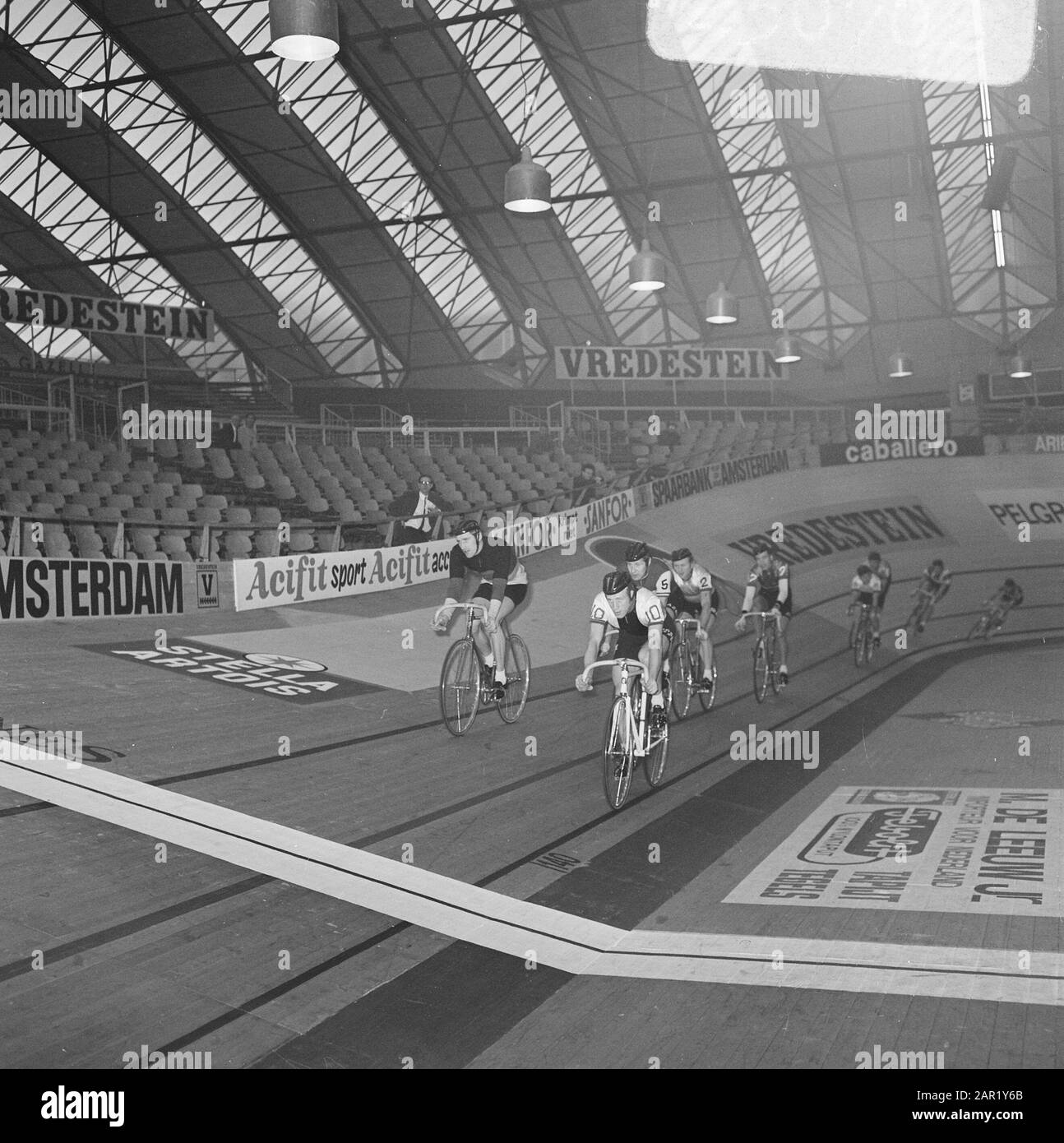 Six day cycling RAI Amsterdam, second day Date: December 12, 1969 Location: Amsterdam, Noord-Holland Keywords: CYCLENS Personal name: Post, Peter Stock Photo