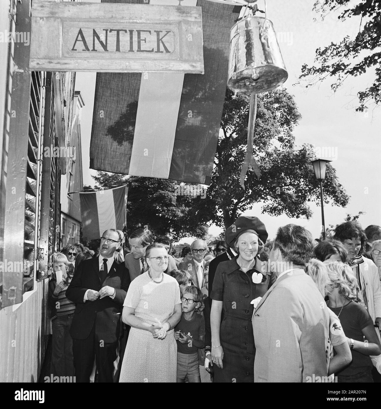 Princess Beatrix and Prins Claus visits province of North Holland (second day), visit Broek in Waterland Date: 22 August 1973 Location: Broek in Waterland, Noord-Holland Keywords: visits, princes, princesses, provinces Personal name: Beatrix, princess, Claus, prince Stock Photo