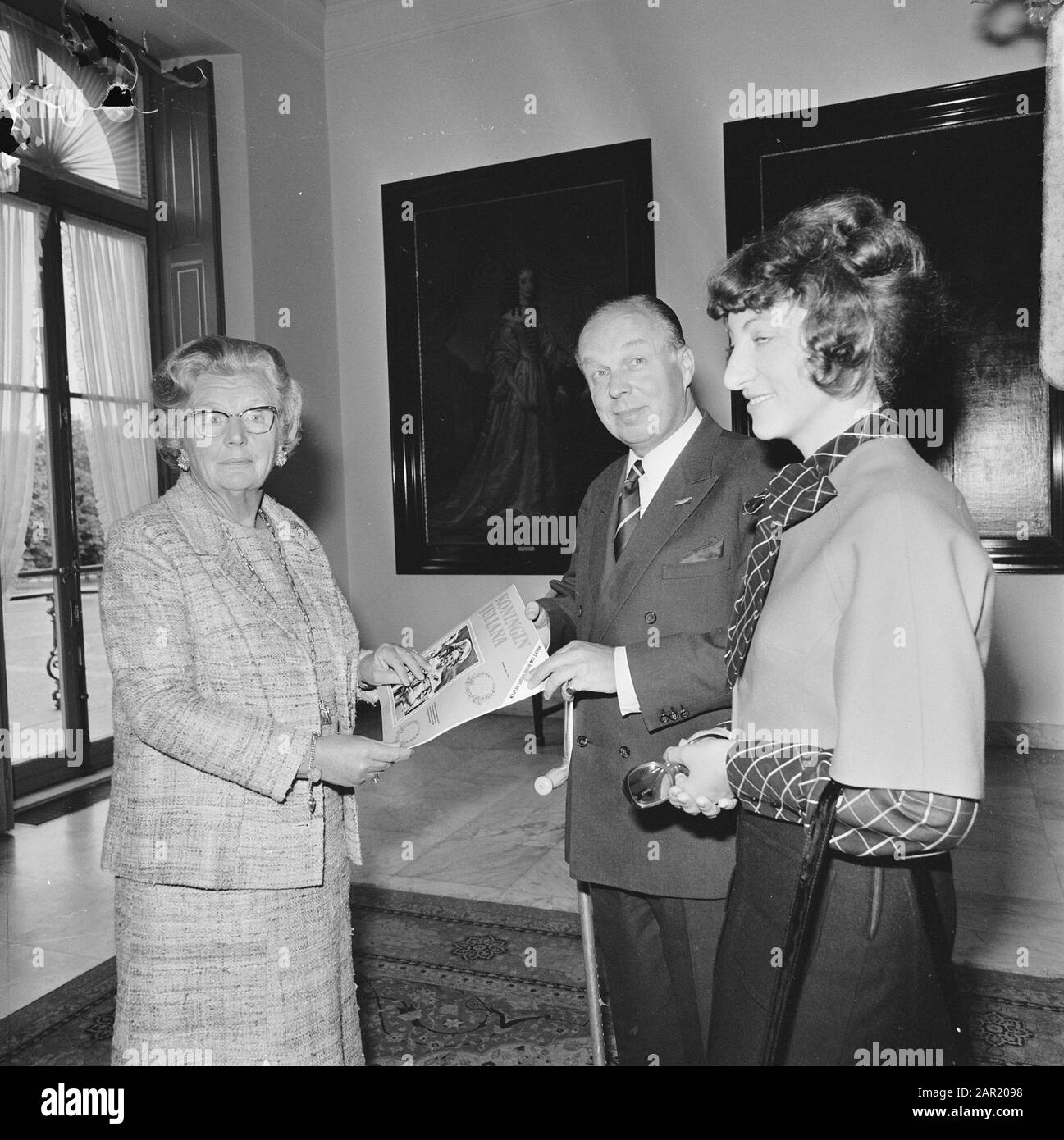 Queen Julia receives first copy Queen Juliana 1925-1965 from G. Krayenhoff. The Queen and Krayenhoff with magazine., Krayenhoff and Mirjam J. Annotation: Queen Juliana received the first copy of the photo magazine Queen Juliana on Thursday at palace Huis ten Bosch. The proceeds of the book are for the work of the Dutch Red Cross. The president of the Red Cross, Jr. G. Krayenhoff offered the book. Dutch daily newspaper: reformed family magazine/headred. P. Youngster... [et al.]. Amersfoort, 15-09-1973. Seen on Delpher on 19-05-2017, resolver.kb.nl/ resolve?urn=ddd:010633186:mpeg21:a0105 Date: S Stock Photo