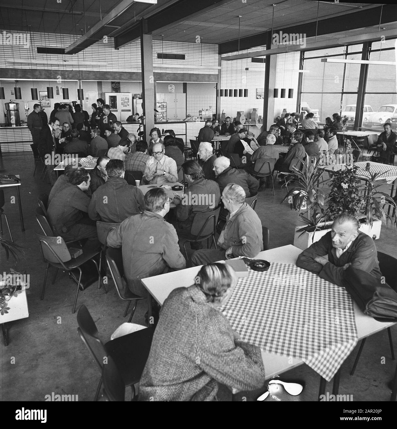 Striking at Bronze Work Alfa in Utrecht; strikers in canteen Date