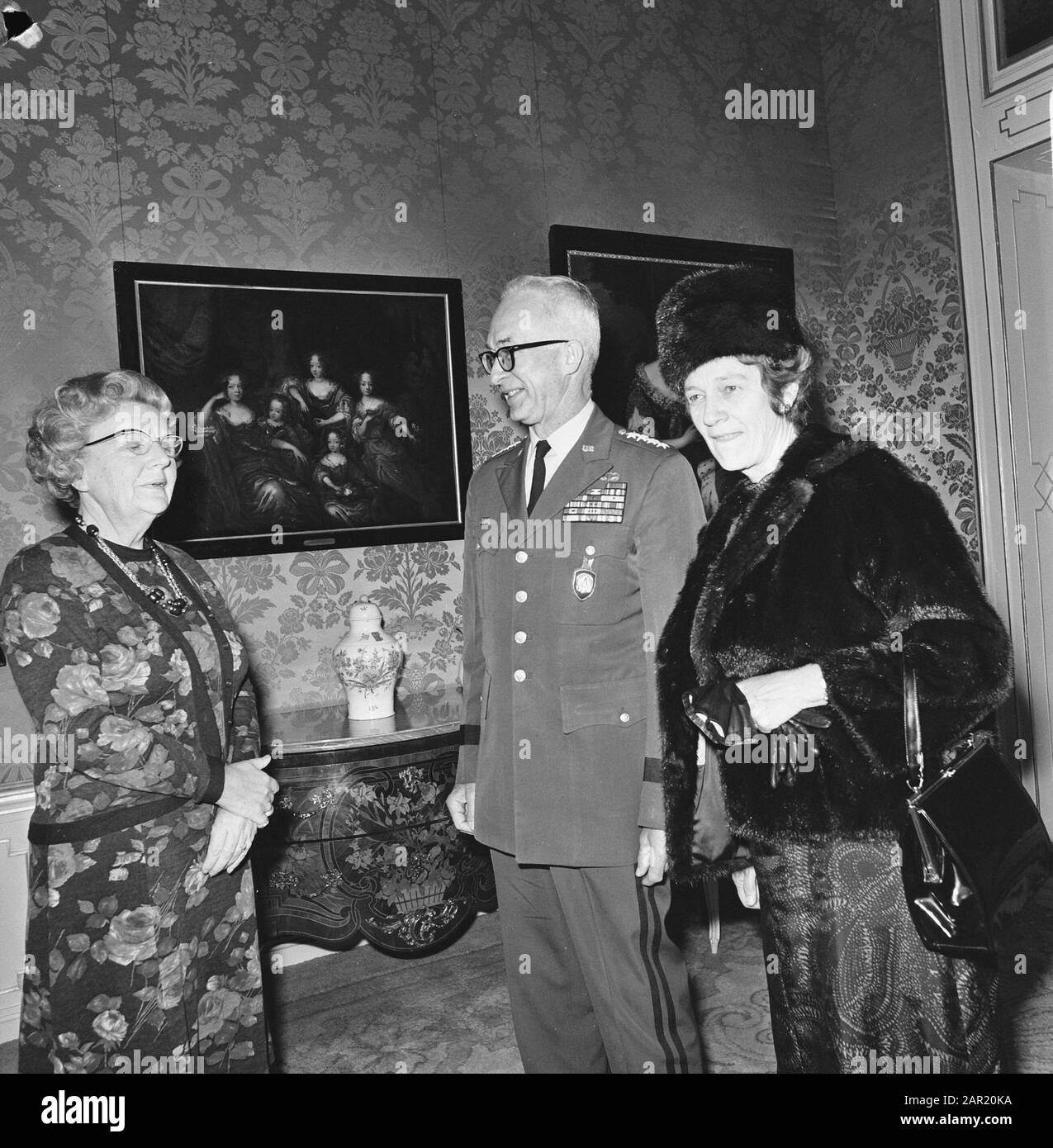 Queen Juliana receives general Goodpaster (commander in chief NATO) and his wife Date: November 18, 1974 Location: The Hague, Zuid-Holland Keywords: generals, queens, paintings Personal name: Goodpaster, Andrew, Juliana (queen Netherlands) Institution name: NATO Stock Photo