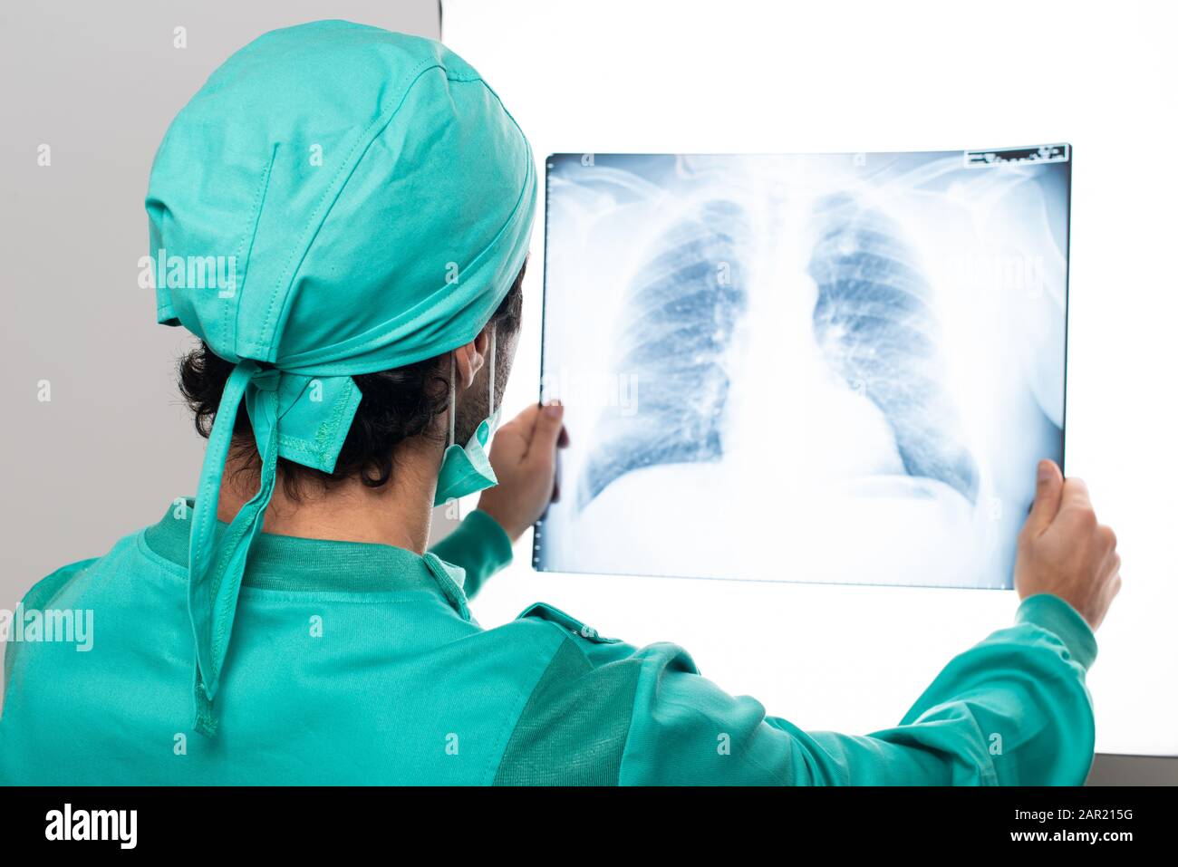 Surgeon analyzing a lung radiography Stock Photo - Alamy