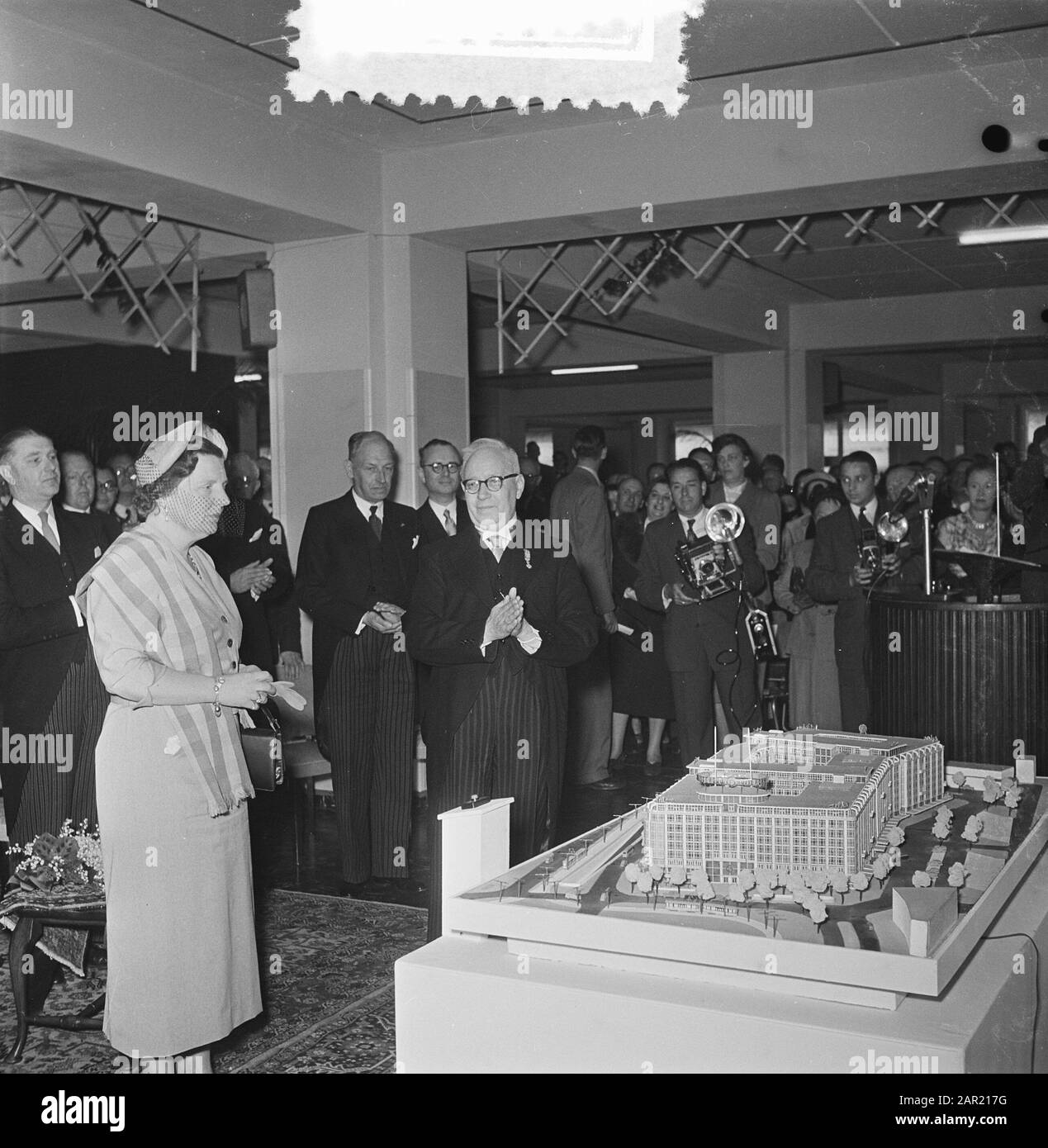 Opening Groothandelsgebouw in Rotterdam by Queen Juliana Annotation: The architects are Huig A. Maaskant and Willem van Tijen Datum: 3 June 1953 Location: Rotterdam, Zuid-Holland Keywords: wholesale buildings, queens, royal house, openings Personal name: Juliana, Queen Stock Photo