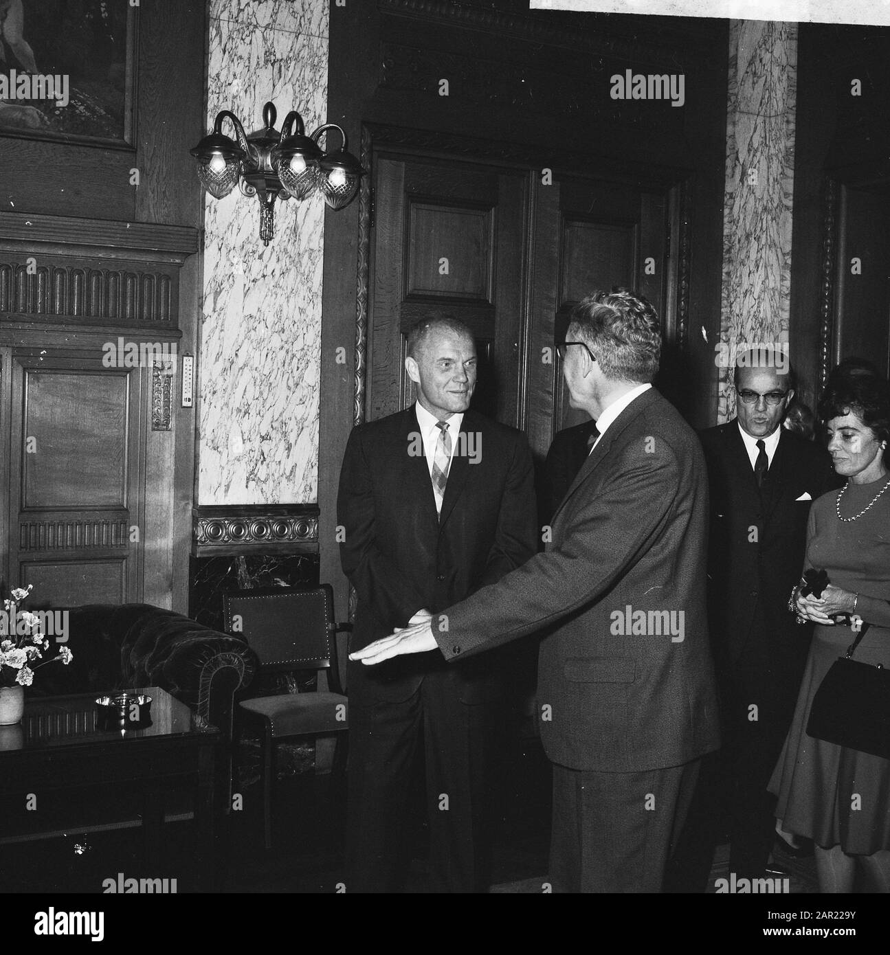 John Glenn and wife received by Mayor Thomassen at City Hall in Rotterdam Date: 11 October 1965 Location: Rotterdam, Zuid-Holland Keywords: WEEN, receipts, town halls Personal name: Glenn, John, Thomassen, Wim Stock Photo