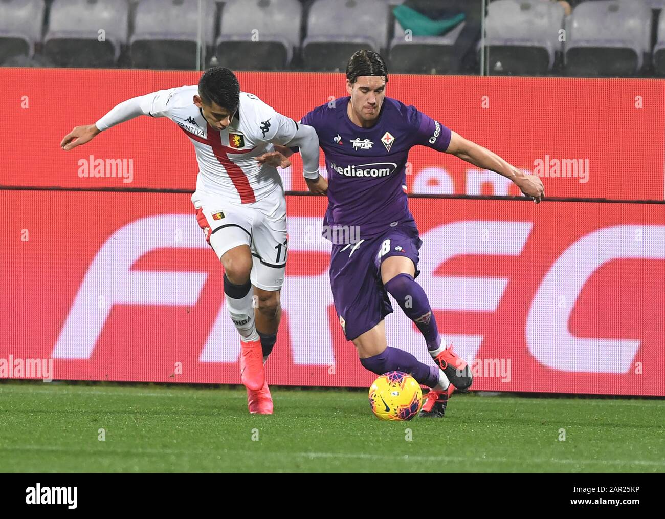 the player of acf fiorentina dusan vlahovic in contrast the player