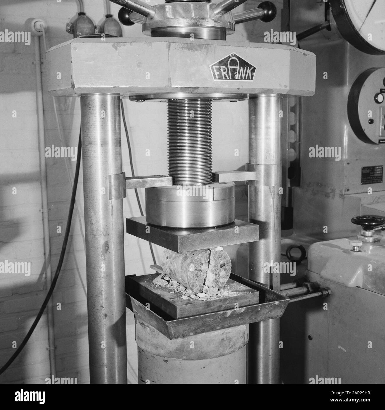 Concrete cylinders Black and White Stock Photos & Images Alamy